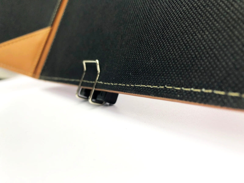 Atril de plástico color negro, diseño tipo trípode, ideal para carpetas, empaque mínimo de 100 piezas.