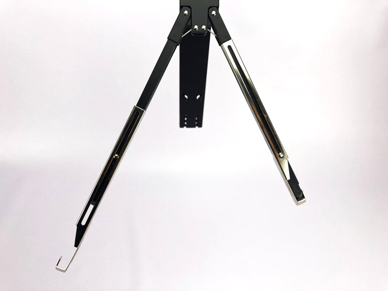 Atril de plástico color negro, diseño tipo trípode, ideal para carpetas, empaque mínimo de 100 piezas.