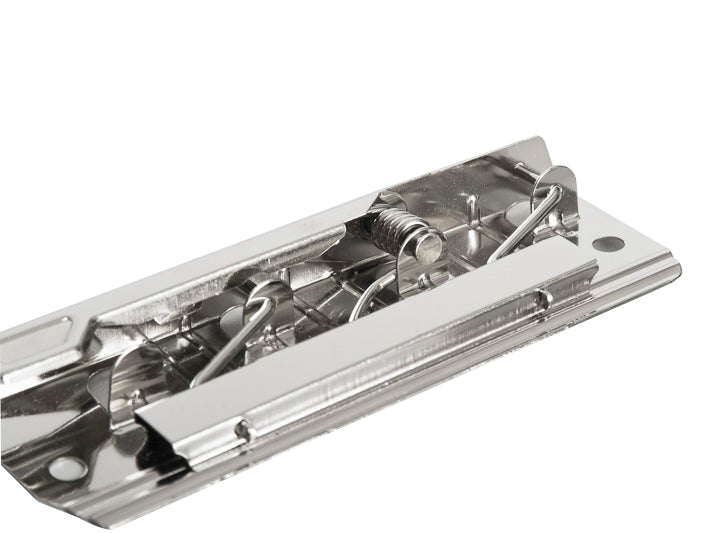 Paquete de 10 piezas de sujeta documentos de presión metálico con palanca abatible y pisa papeles, incluye remaches para colocación. Diseño de 10 cm de largo, acabado níquel con patrón checkered finish, ideal para organización y sujeción firme de documentos.