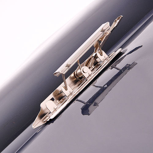 Sujeta documentos de presión metálico con palanca abatible y pisa papeles, incluye remaches para colocación. Diseño de 10 cm de largo, acabado níquel con patrón checkered finish, ideal para organización y sujeción firme de documentos.