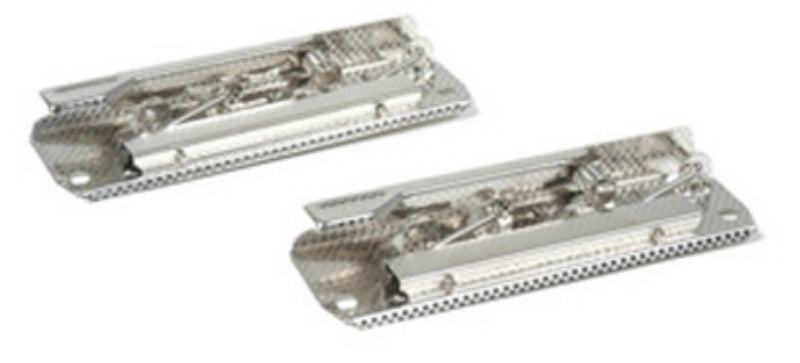 Sujeta documentos de presión metálico con palanca abatible y pisa papeles, incluye remaches para colocación. Diseño de 10 cm de largo, acabado níquel con patrón checkered finish, ideal para organización y sujeción firme de documentos.