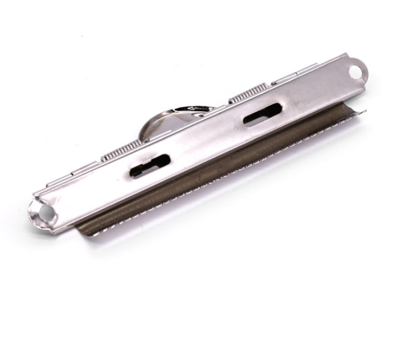 Clip sujeta documentos metálico de presión con dientes, largo de 11 cm y ancho de 1.3 cm, acabado níquel ideal para tablas de notas y carpetas.