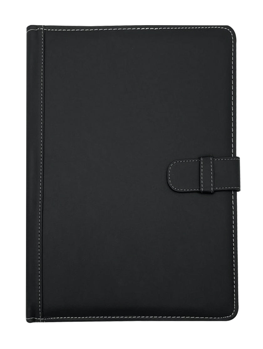 Carpeta Ejecutiva Oficio con bolsillo, portablock y lengüeta, fabricada en curpiel con detalles en lomo y lengüeta. Interior con bolsillo fuelle, porta pluma y forro de tela poliéster. Ideal para hojas tamaño oficio, con broche de floreta y tapas acolchonadas. Color negro. Perfecta para eventos académicos y corporativos como congresos y conferencias.