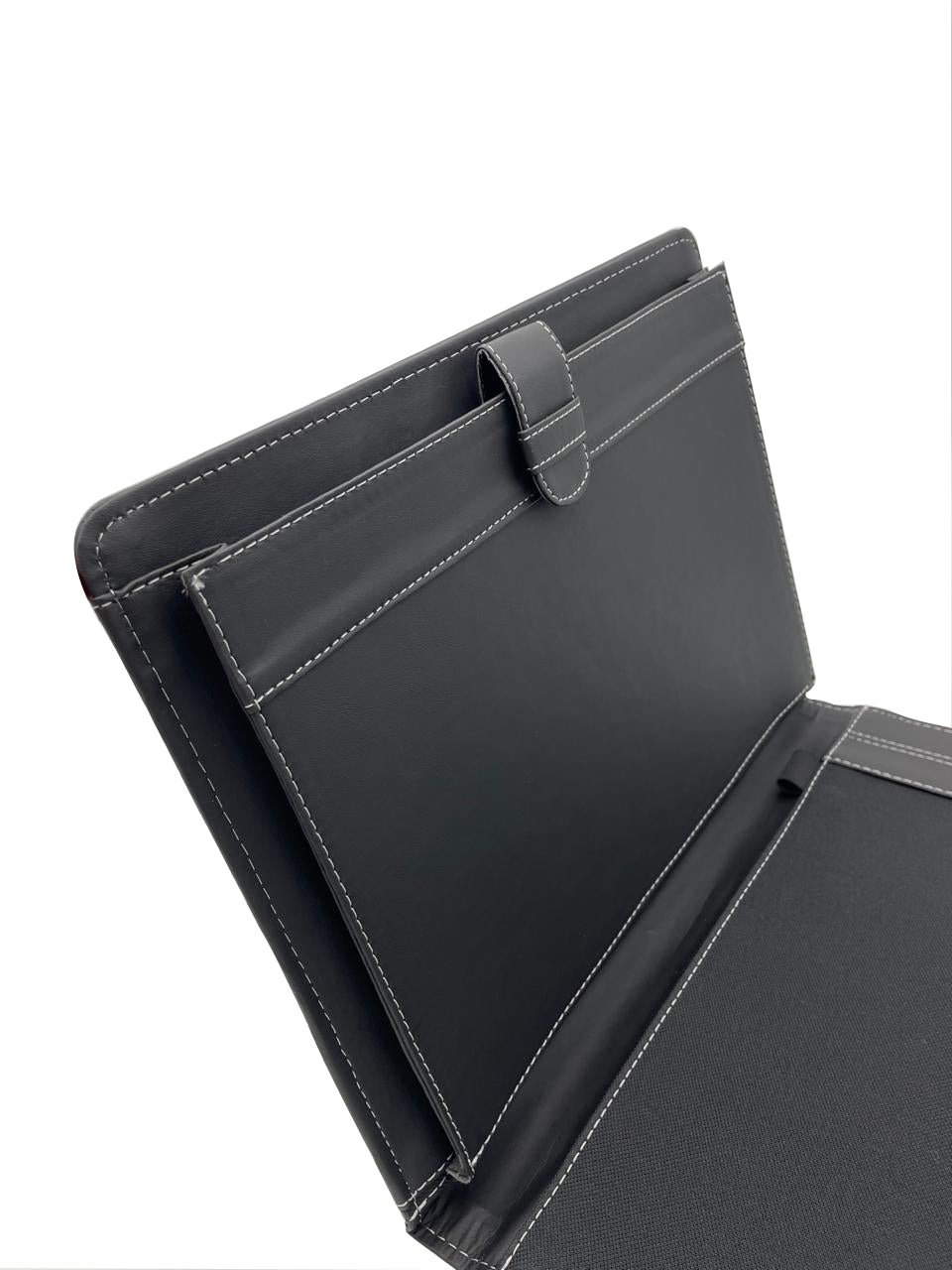 Carpeta Ejecutiva Oficio con bolsillo, portablock y lengüeta, fabricada en curpiel con detalles en lomo y lengüeta. Interior con bolsillo fuelle, porta pluma y forro de tela poliéster. Ideal para hojas tamaño oficio, con broche de floreta y tapas acolchonadas. Color negro. Perfecta para eventos académicos y corporativos como congresos y conferencias.