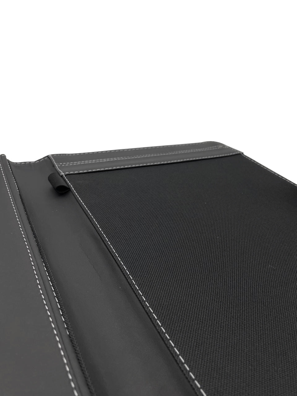 Carpeta Ejecutiva Oficio con bolsillo, portablock y lengüeta, fabricada en curpiel con detalles en lomo y lengüeta. Interior con bolsillo fuelle, porta pluma y forro de tela poliéster. Ideal para hojas tamaño oficio, con broche de floreta y tapas acolchonadas. Color negro. Perfecta para eventos académicos y corporativos como congresos y conferencias.