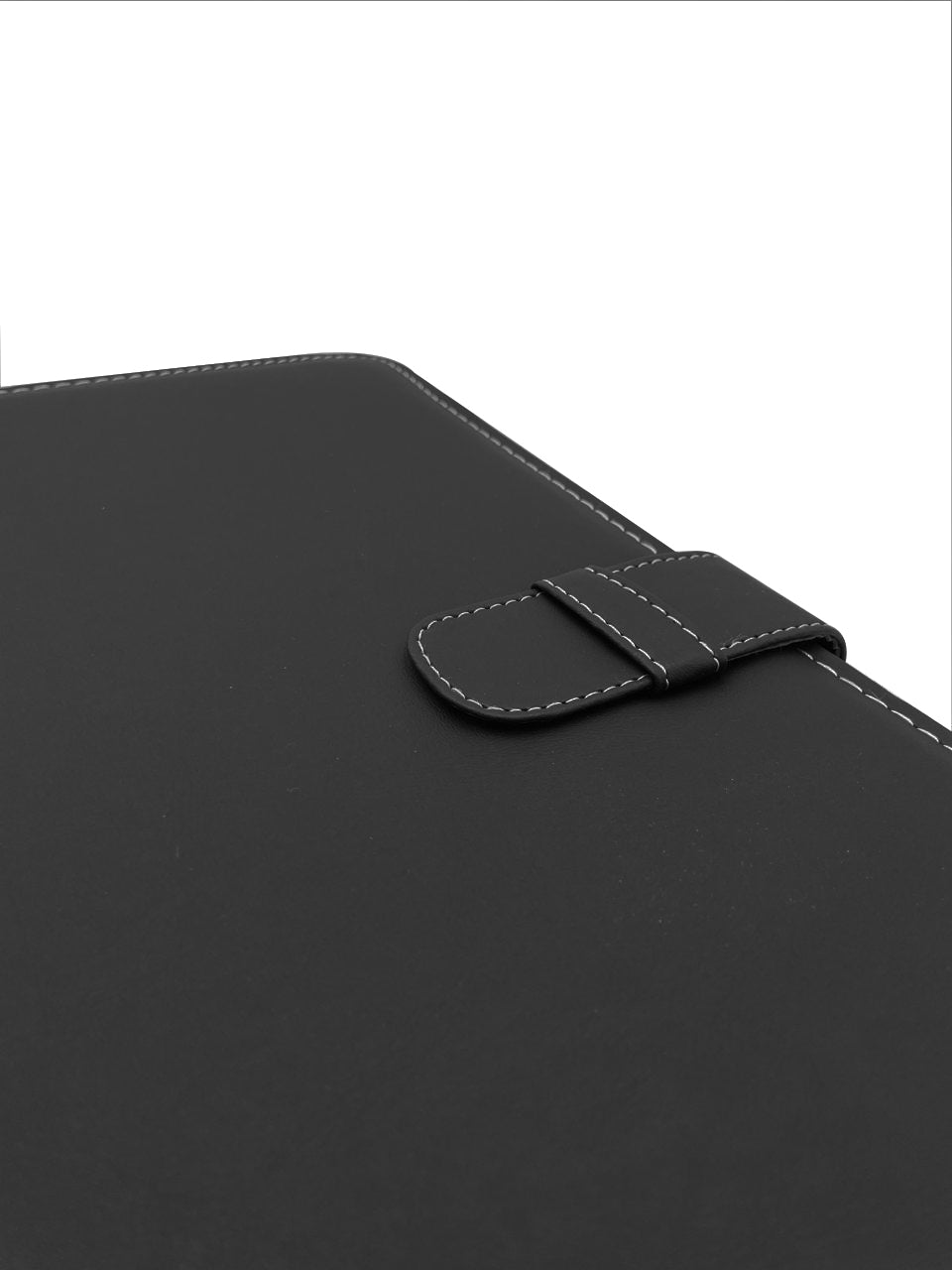 Carpeta Ejecutiva Oficio con bolsillo, portablock y lengüeta, fabricada en curpiel con detalles en lomo y lengüeta. Interior con bolsillo fuelle, porta pluma y forro de tela poliéster. Ideal para hojas tamaño oficio, con broche de floreta y tapas acolchonadas. Color negro. Perfecta para eventos académicos y corporativos como congresos y conferencias.
