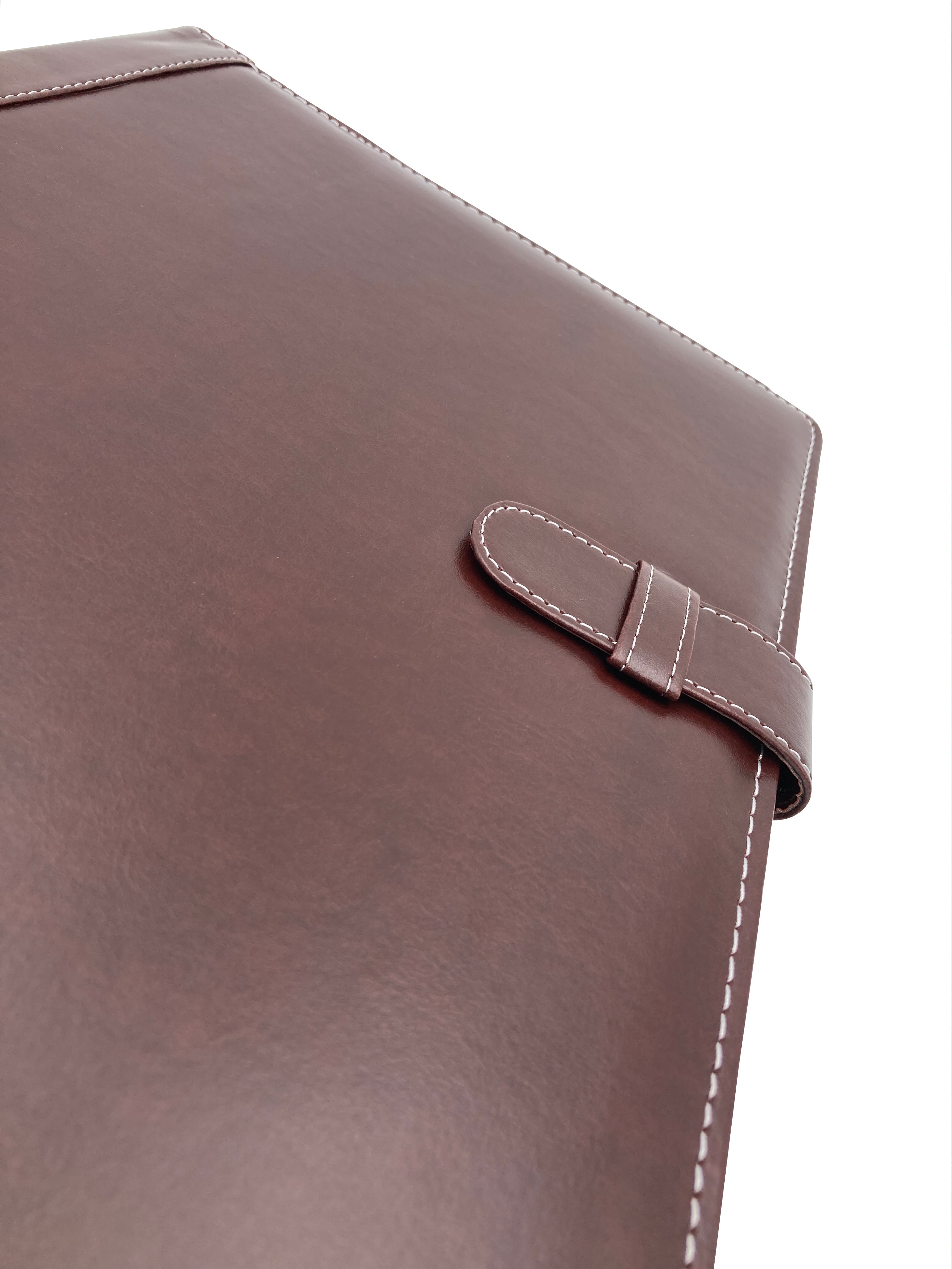 Carpeta Ejecutiva Oficio con bolsillo, portablock y lengüeta, fabricada en curpiel con detalles en lomo y lengüeta. Interior con bolsillo fuelle, porta pluma y forro de tela poliéster. Ideal para hojas tamaño oficio, con broche de floreta y tapas acolchonadas. Color miel. Perfecta para eventos académicos y corporativos como congresos y conferencias.