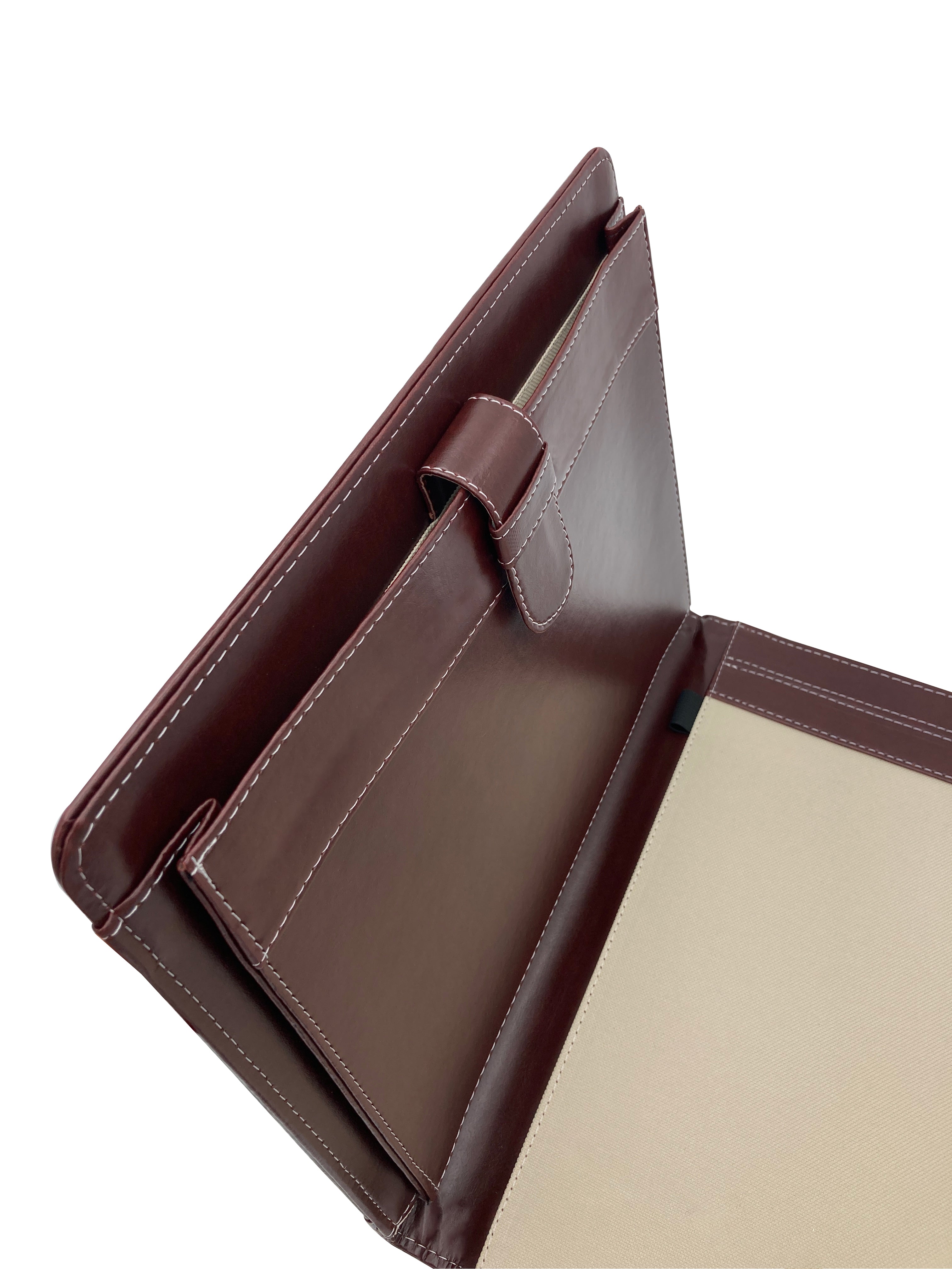 Carpeta Ejecutiva Oficio con bolsillo, portablock y lengüeta, fabricada en curpiel con detalles en lomo y lengüeta. Interior con bolsillo fuelle, porta pluma y forro de tela poliéster. Ideal para hojas tamaño oficio, con broche de floreta y tapas acolchonadas. Color miel. Perfecta para eventos académicos y corporativos como congresos y conferencias.