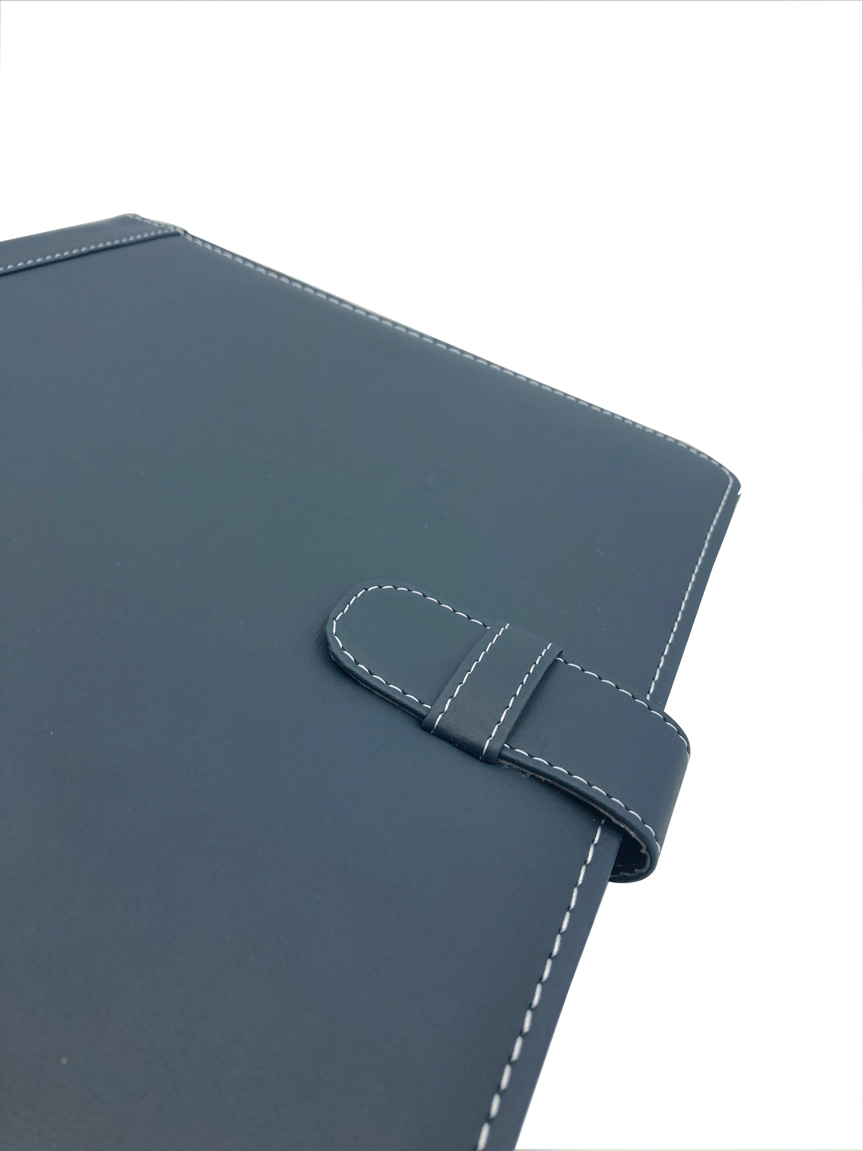 Carpeta Ejecutiva Oficio con bolsillo, portablock y lengüeta, fabricada en curpiel con detalles en lomo y lengüeta. Interior con bolsillo fuelle, porta pluma y forro de tela poliéster. Ideal para hojas tamaño oficio, con broche de floreta y tapas acolchonadas. Color azul. Perfecta para eventos académicos y corporativos como congresos y conferencias.