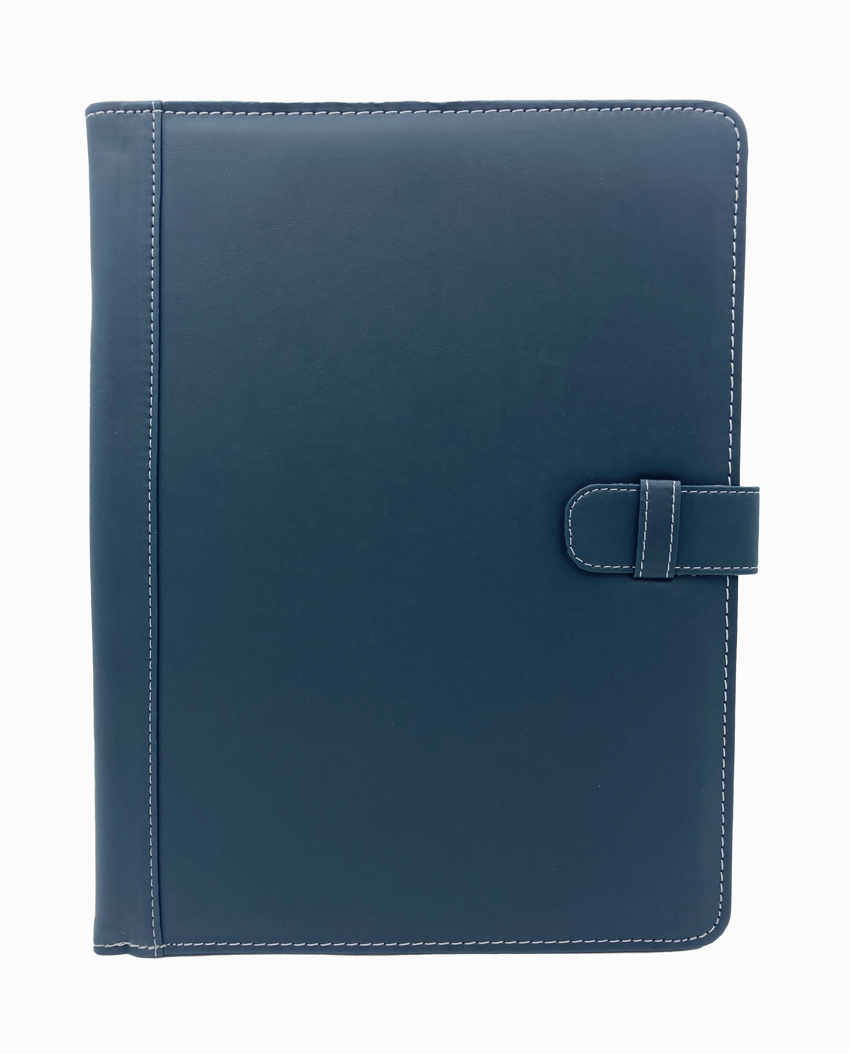 Carpeta Ejecutiva Oficio con bolsillo, portablock y lengüeta, fabricada en curpiel con detalles en lomo y lengüeta. Interior con bolsillo fuelle, porta pluma y forro de tela poliéster. Ideal para hojas tamaño oficio, con broche de floreta y tapas acolchonadas. Color azul. Perfecta para eventos académicos y corporativos como congresos y conferencias.