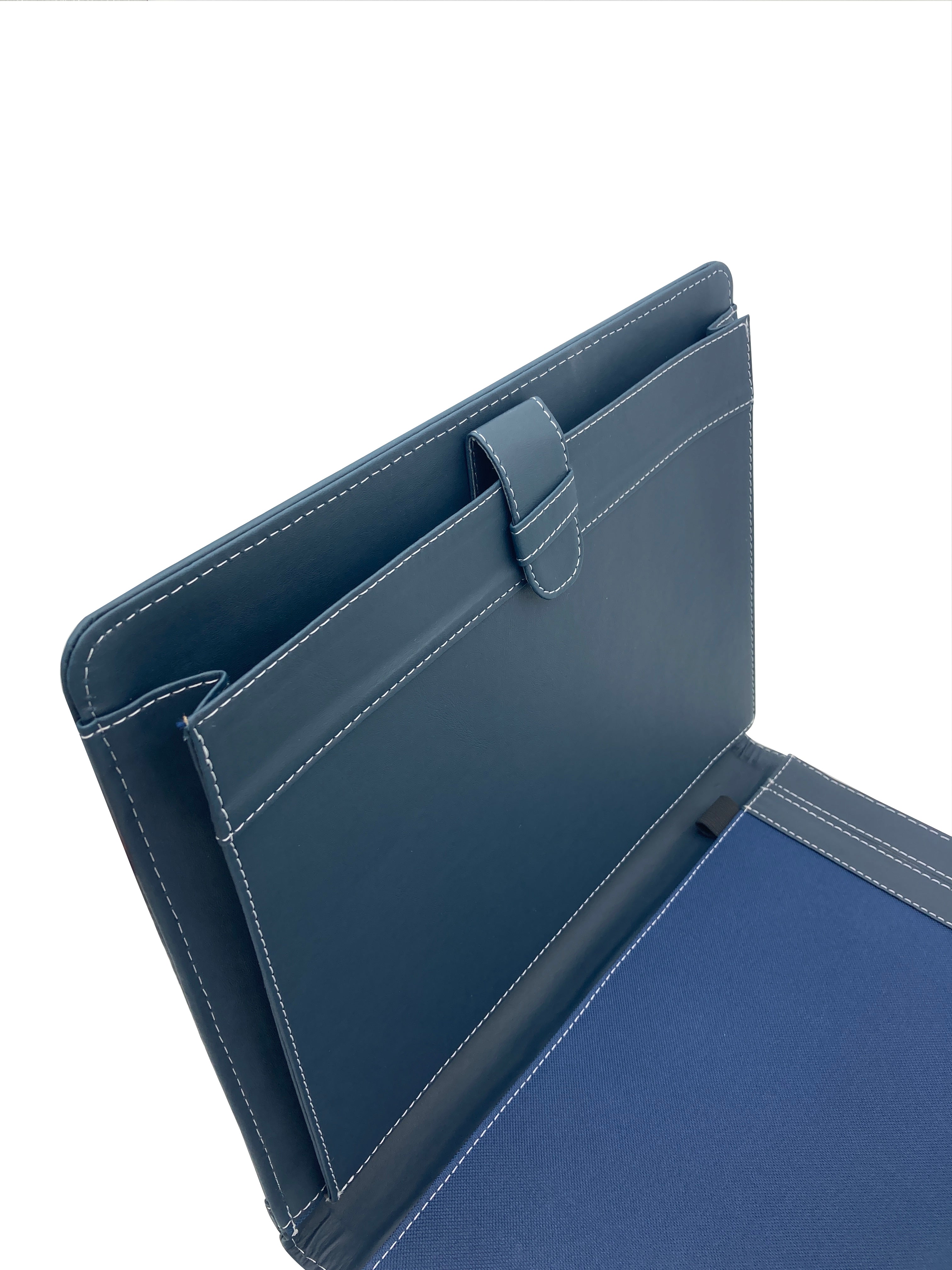 Carpeta Ejecutiva Oficio con bolsillo, portablock y lengüeta, fabricada en curpiel con detalles en lomo y lengüeta. Interior con bolsillo fuelle, porta pluma y forro de tela poliéster. Ideal para hojas tamaño oficio, con broche de floreta y tapas acolchonadas. Color azul. Perfecta para eventos académicos y corporativos como congresos y conferencias.