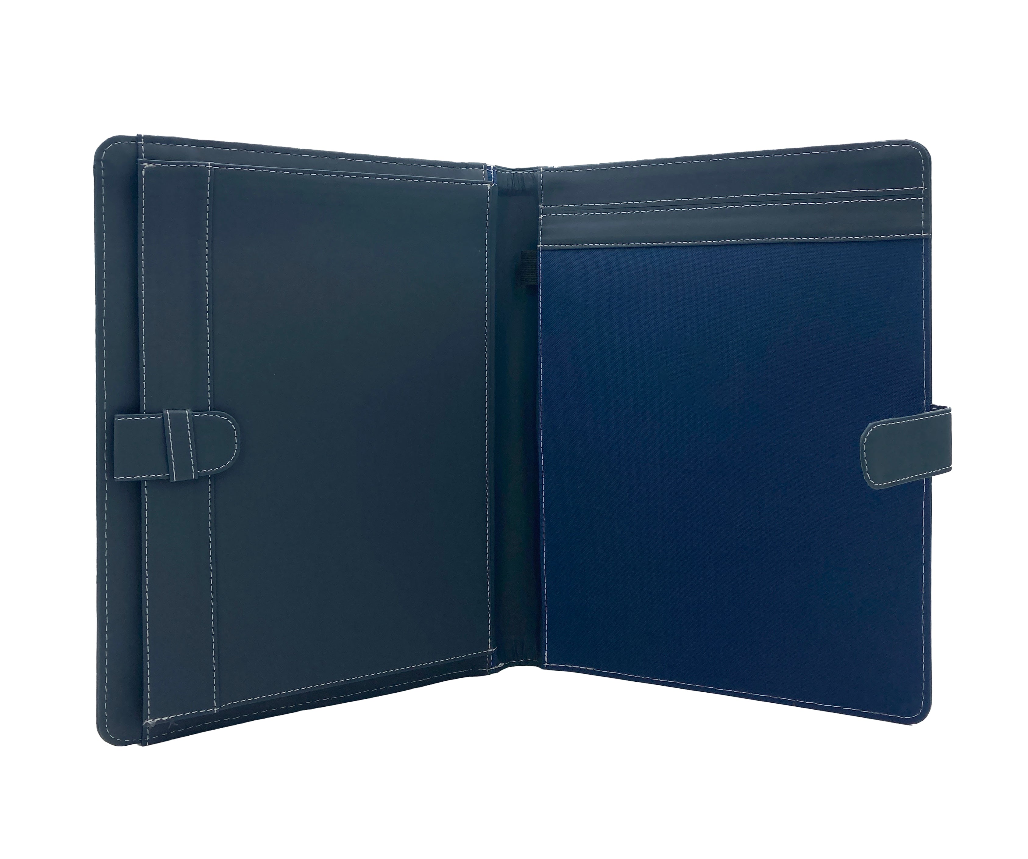 Carpeta Ejecutiva Oficio con bolsillo, portablock y lengüeta, fabricada en curpiel con detalles en lomo y lengüeta. Interior con bolsillo fuelle, porta pluma y forro de tela poliéster. Ideal para hojas tamaño oficio, con broche de floreta y tapas acolchonadas. Color azul. Perfecta para eventos académicos y corporativos como congresos y conferencias.