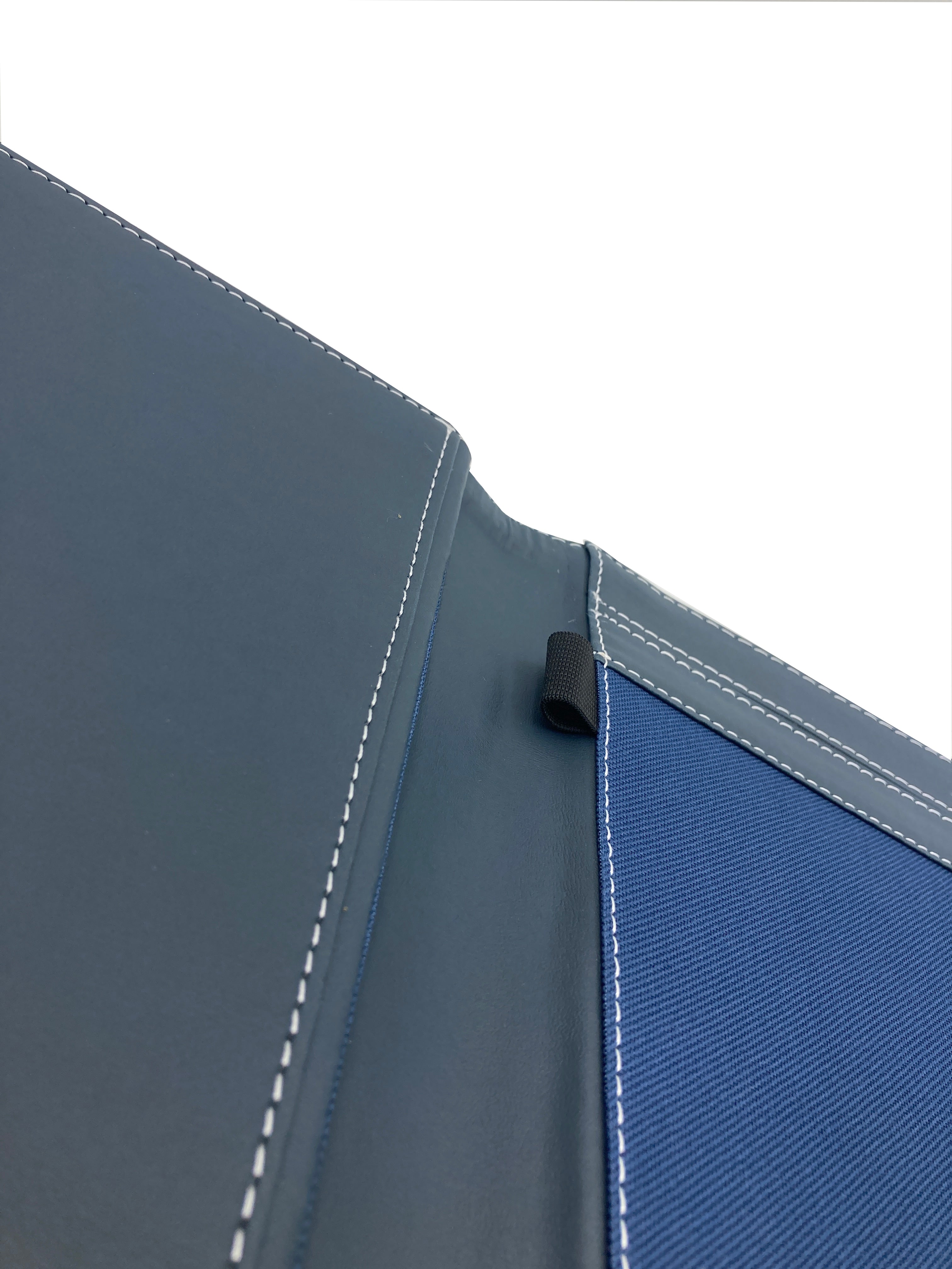 Carpeta Ejecutiva Oficio con bolsillo, portablock y lengüeta, fabricada en curpiel con detalles en lomo y lengüeta. Interior con bolsillo fuelle, porta pluma y forro de tela poliéster. Ideal para hojas tamaño oficio, con broche de floreta y tapas acolchonadas. Color azul. Perfecta para eventos académicos y corporativos como congresos y conferencias.