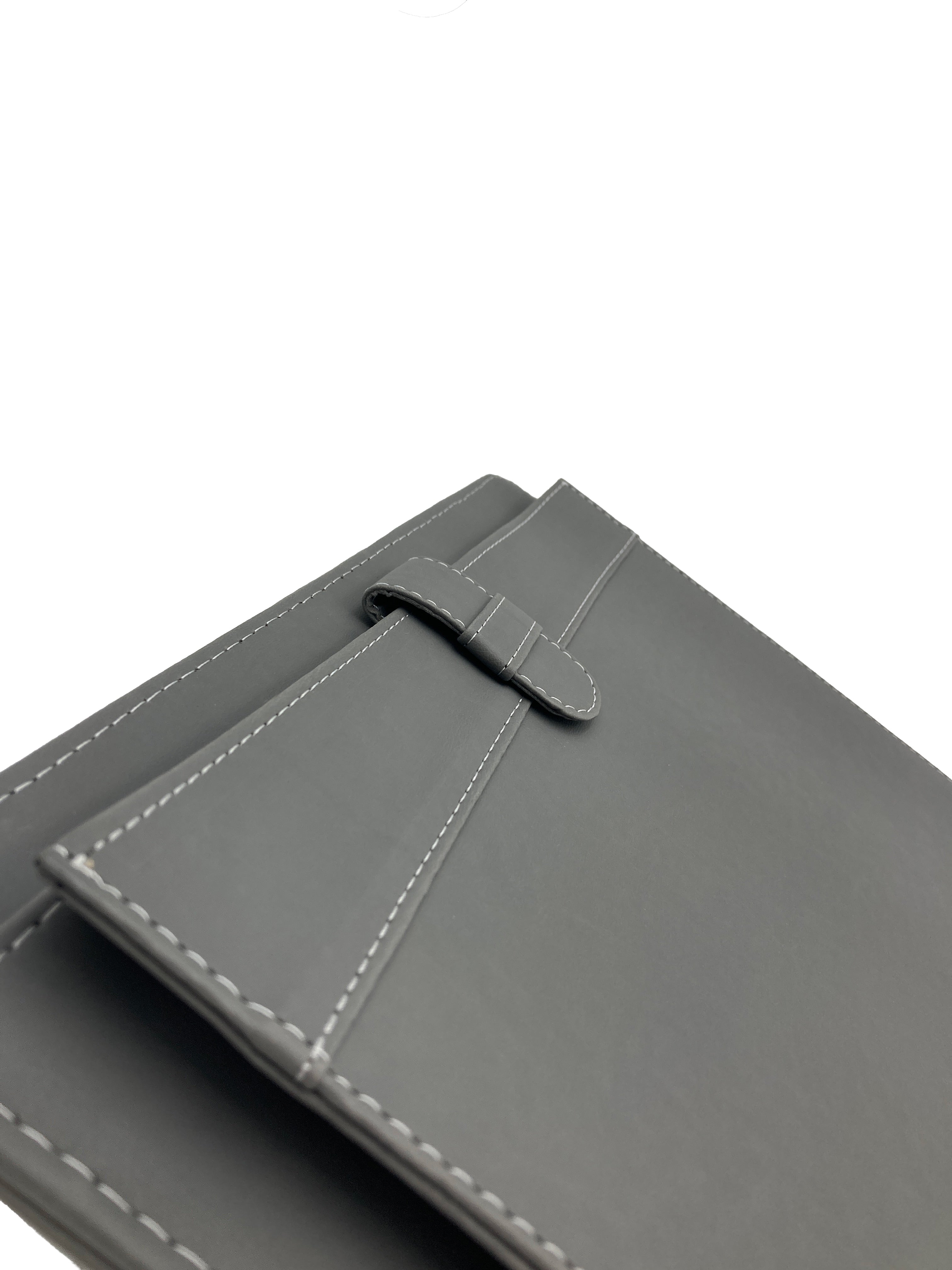 Carpeta Ejecutiva Oficio con bolsillo, portablock y lengüeta, fabricada en curpiel con detalles en lomo y lengüeta. Interior con bolsillo fuelle, porta pluma y forro de tela poliéster. Ideal para hojas tamaño oficio, con broche de floreta y tapas acolchonadas. Color gris. Perfecta para eventos académicos y corporativos como congresos y conferencias.