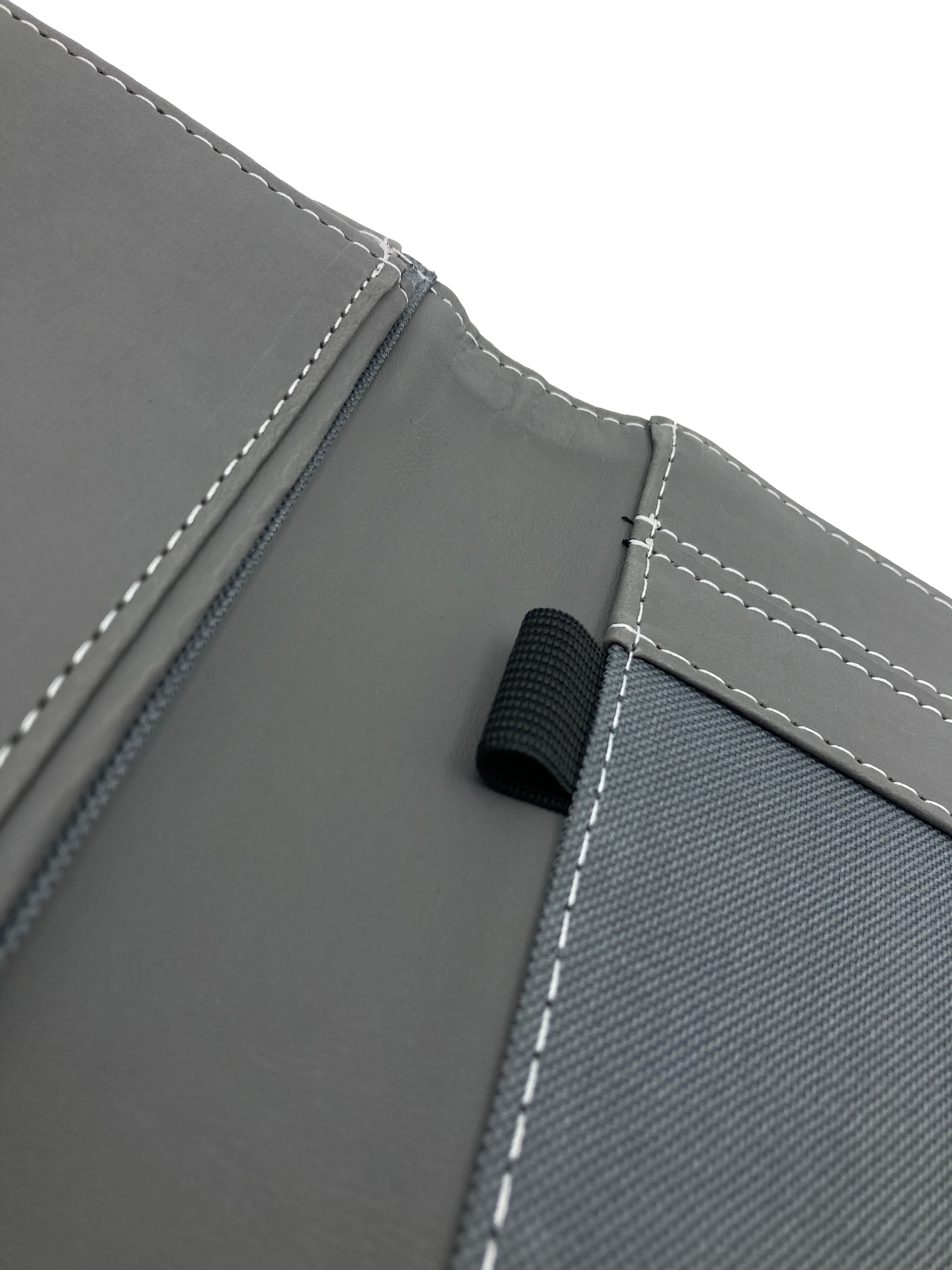 Carpeta Ejecutiva Oficio con bolsillo, portablock y lengüeta, fabricada en curpiel con detalles en lomo y lengüeta. Interior con bolsillo fuelle, porta pluma y forro de tela poliéster. Ideal para hojas tamaño oficio, con broche de floreta y tapas acolchonadas. Color gris. Perfecta para eventos académicos y corporativos como congresos y conferencias.