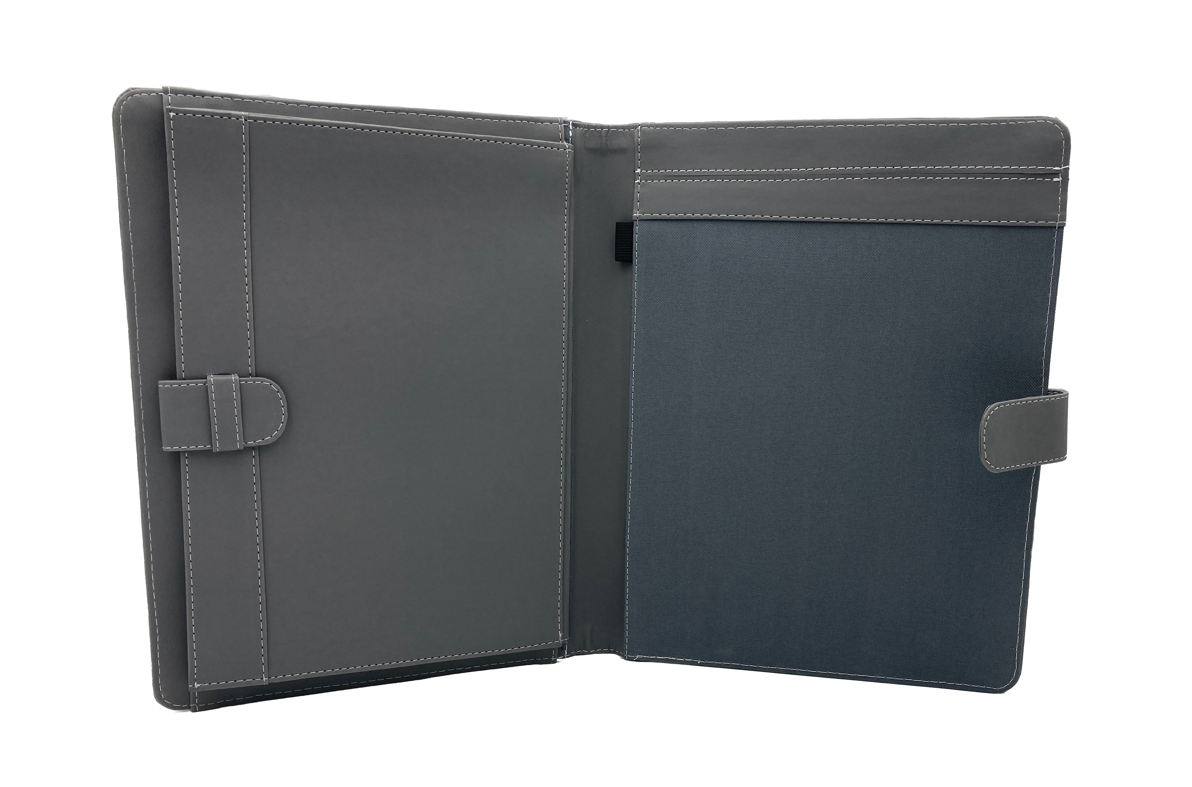 Carpeta Ejecutiva Oficio con bolsillo, portablock y lengüeta, fabricada en curpiel con detalles en lomo y lengüeta. Interior con bolsillo fuelle, porta pluma y forro de tela poliéster. Ideal para hojas tamaño oficio, con broche de floreta y tapas acolchonadas. Color gris. Perfecta para eventos académicos y corporativos como congresos y conferencias.