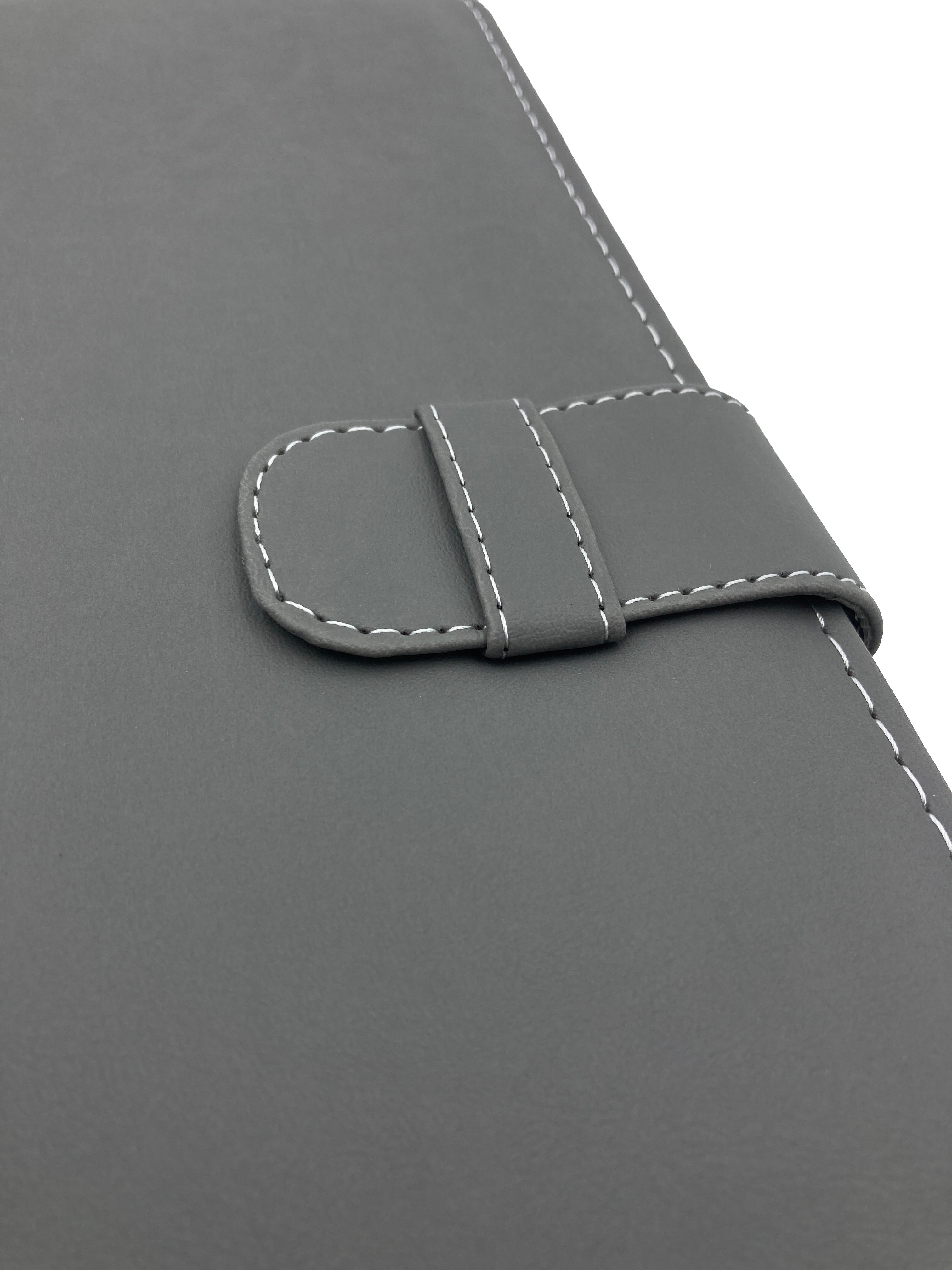 Carpeta Ejecutiva Oficio con bolsillo, portablock y lengüeta, fabricada en curpiel con detalles en lomo y lengüeta. Interior con bolsillo fuelle, porta pluma y forro de tela poliéster. Ideal para hojas tamaño oficio, con broche de floreta y tapas acolchonadas. Color gris. Perfecta para eventos académicos y corporativos como congresos y conferencias.