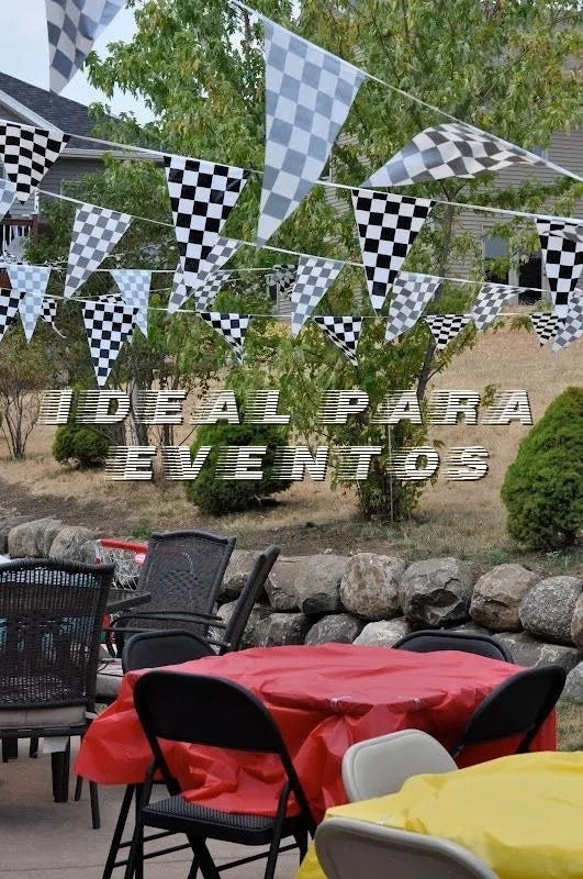 Paquete de 3 tiras de banderines de polietileno con diseño de cuadros negros y blancos estilo carreras, ideales para decoración de fiestas o negocios; 50 metros por tira, 150 metros en total.