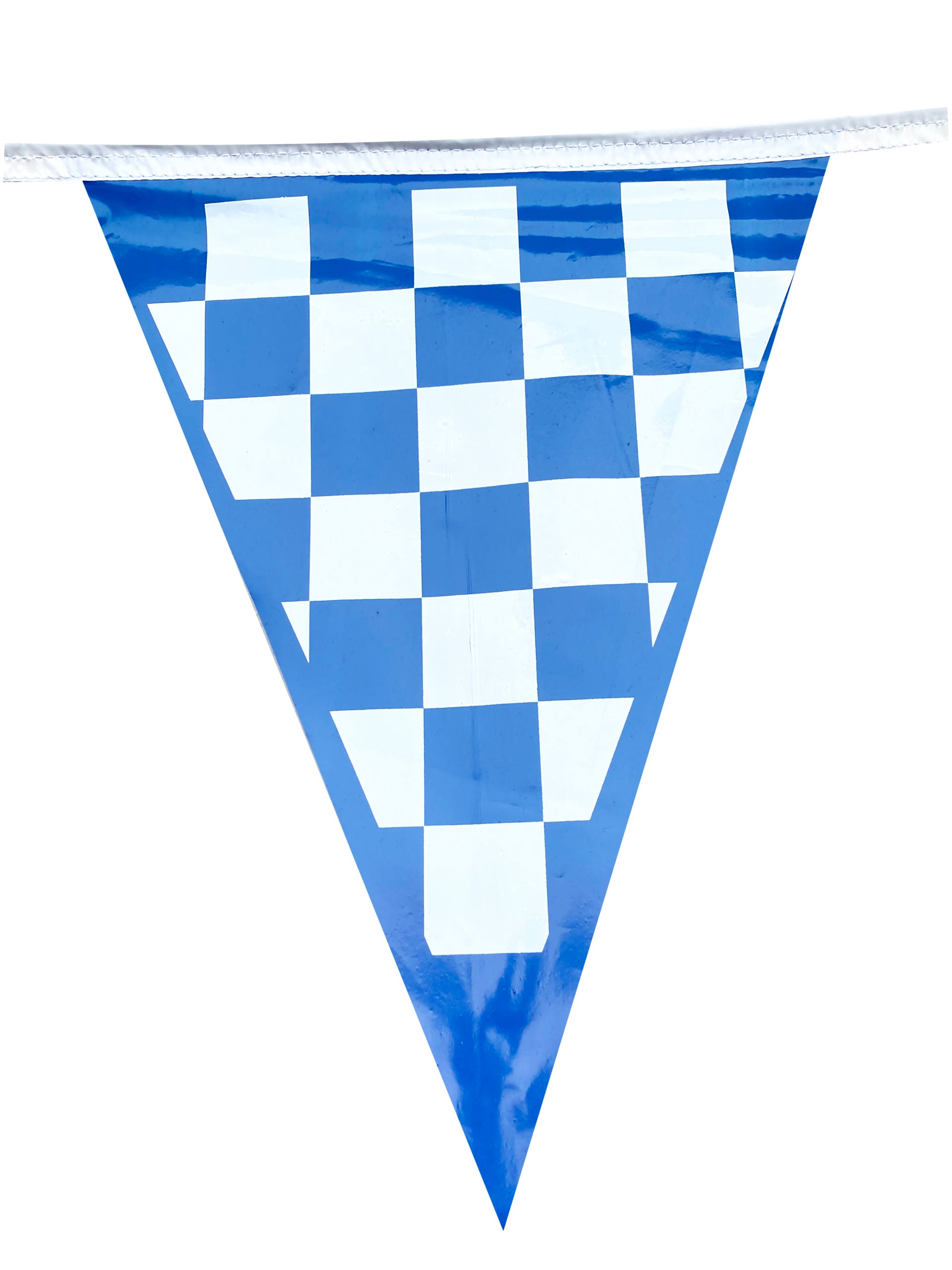 Tira de banderín de plástico polietileno de 50 metros con diseño impreso a cuadros azul y blancos, ideal para eventos deportivos y decoración de fiestas, con 85 banderines de 34 cm de largo y 28 cm de ancho, apta para exteriores.