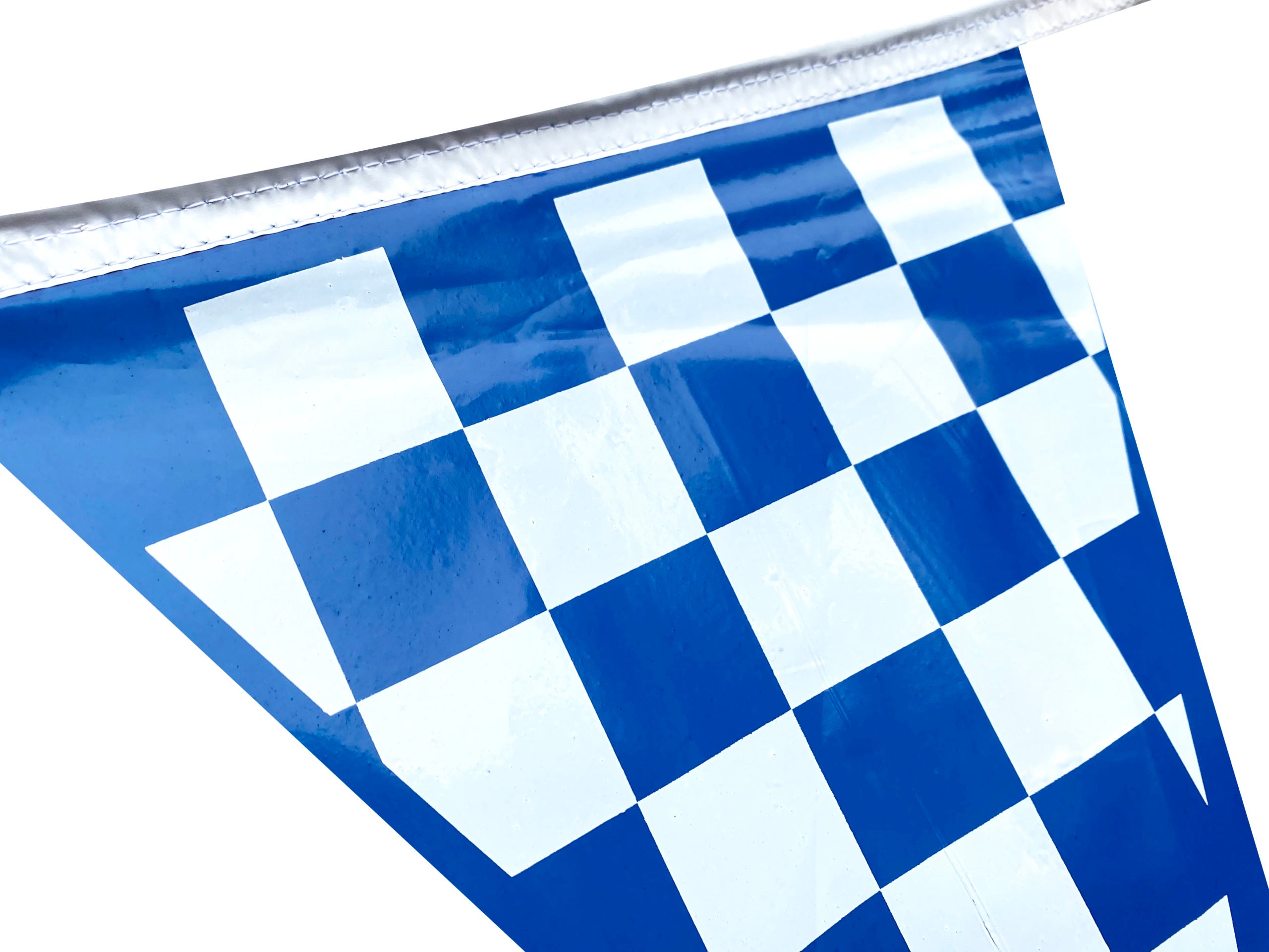 Tira de banderín de plástico polietileno de 50 metros con diseño impreso a cuadros azul y blancos, ideal para eventos deportivos y decoración de fiestas, con 85 banderines de 34 cm de largo y 28 cm de ancho, apta para exteriores.
