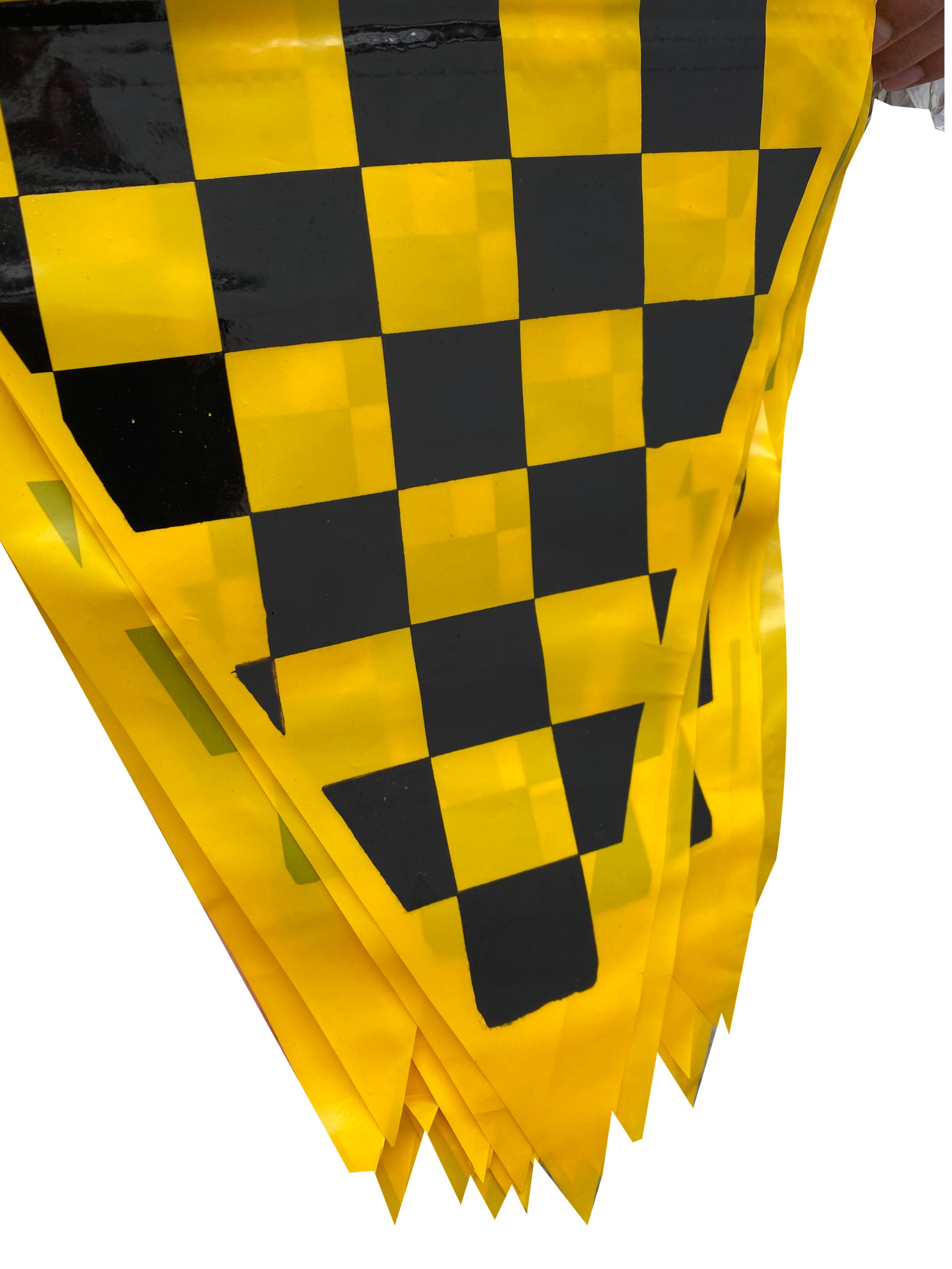 Tira de banderín de plástico polietileno de 50 metros con diseño impreso a cuadros amarillos y negros, ideal para eventos deportivos y decoración de fiestas, con 85 banderines de 34 cm de largo y 28 cm de ancho, apta para exteriores.