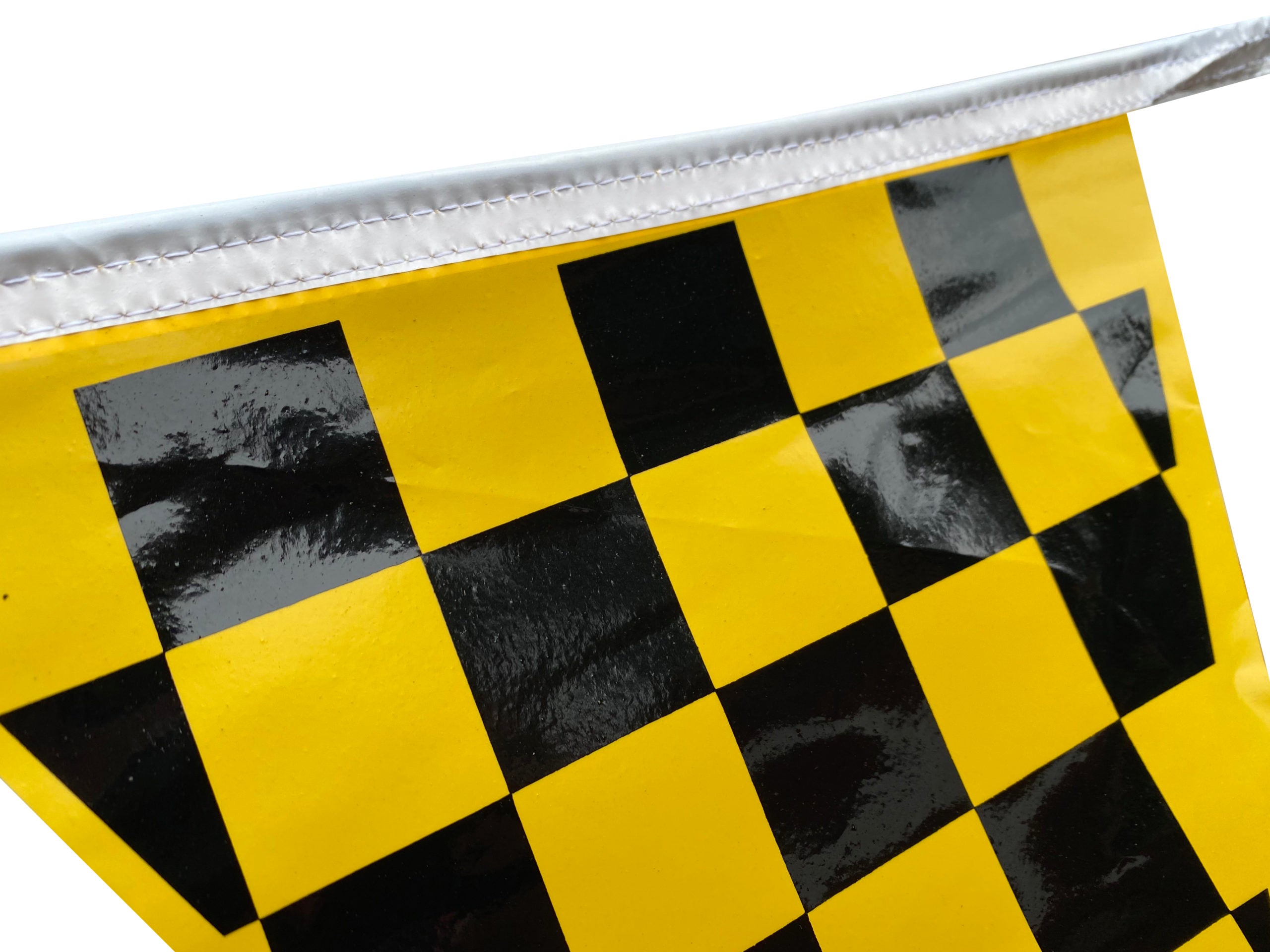 Tira de banderín de plástico polietileno de 50 metros con diseño impreso a cuadros amarillos y negros, ideal para eventos deportivos y decoración de fiestas, con 85 banderines de 34 cm de largo y 28 cm de ancho, apta para exteriores.