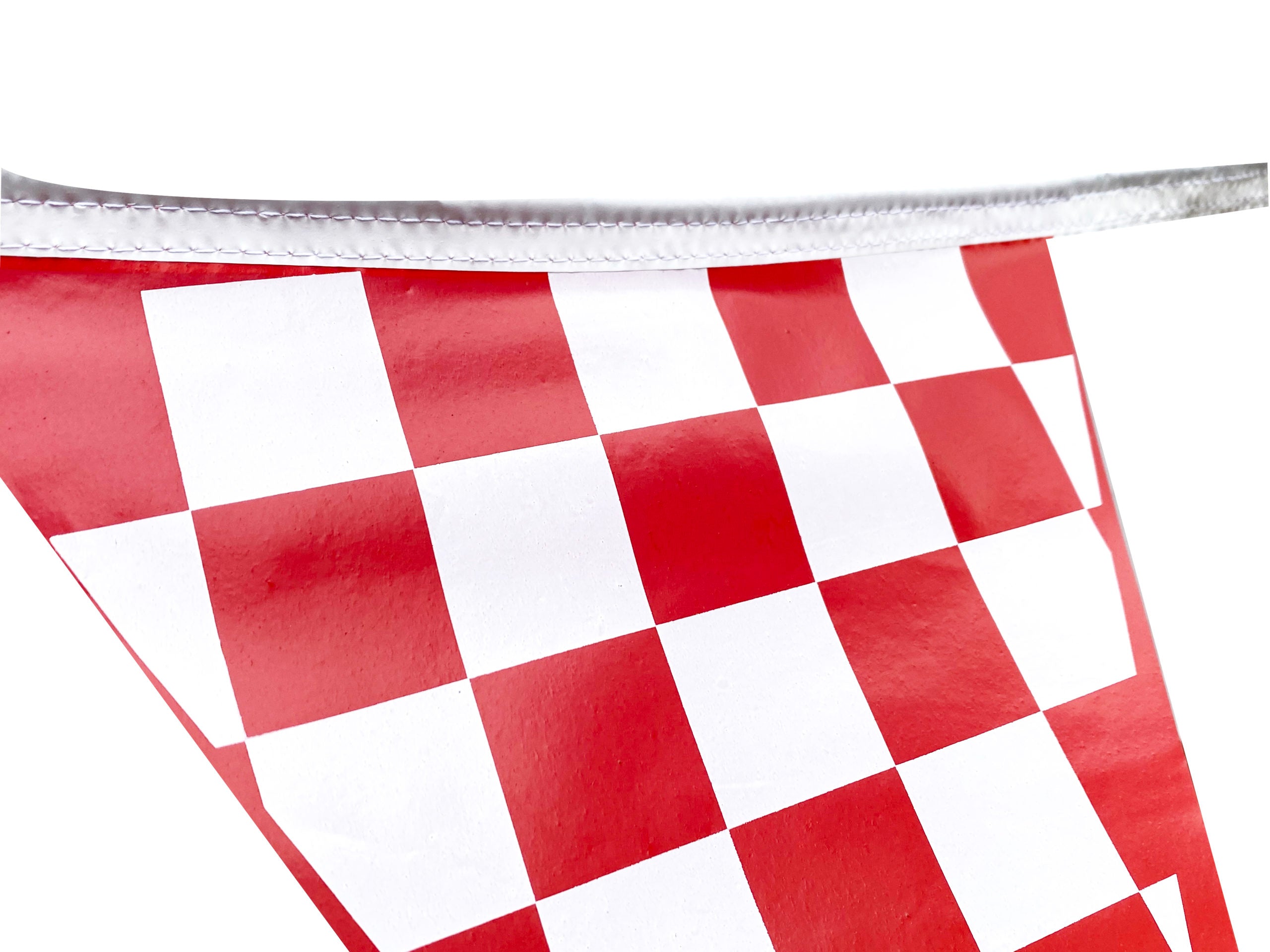 Tira de banderín de plástico polietileno de 50 metros con diseño impreso a cuadros rojos y blancos, ideal para eventos deportivos y decoración de fiestas, con 85 banderines de 34 cm de largo y 28 cm de ancho, apta para exteriores.