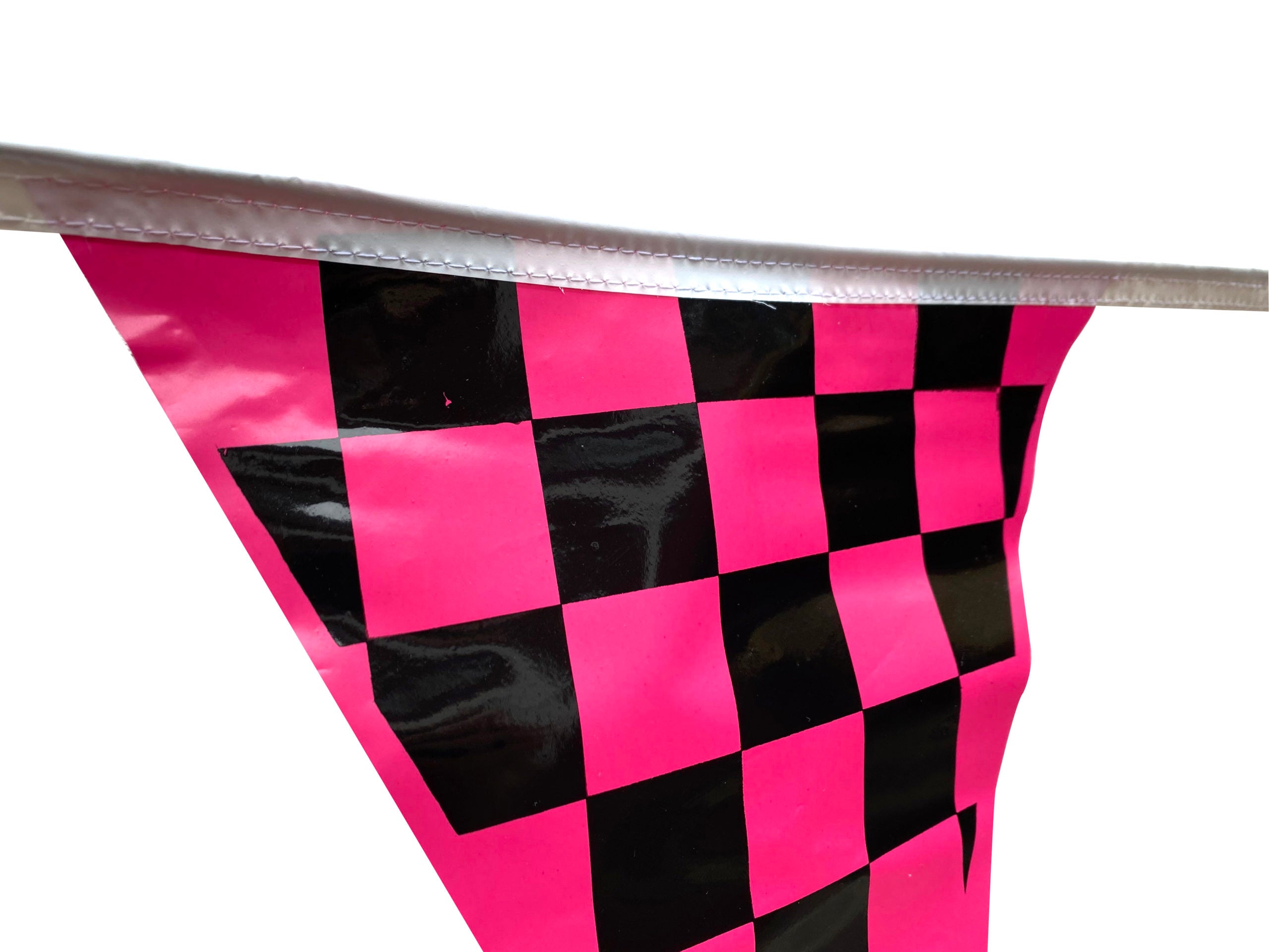 Tira de banderín de plástico polietileno de 50 metros con diseño impreso a cuadros rosa mexicano y negros, ideal para eventos deportivos y decoración de fiestas, con 85 banderines de 34 cm de largo y 28 cm de ancho, apta para exteriores.