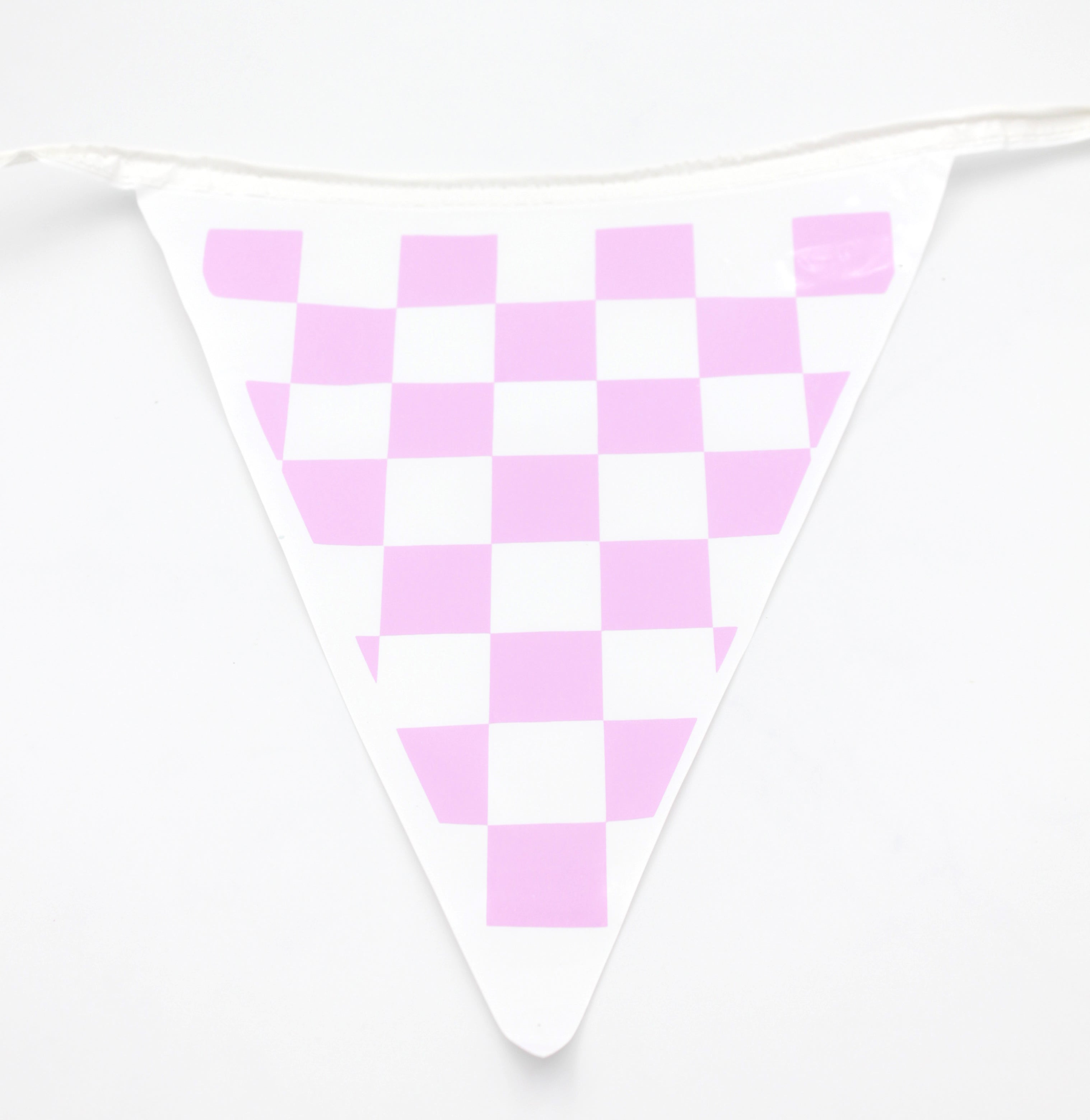 Tira de banderines triangulares impresos a cuadros rosa pastel tipo carreras, fabricados en plástico polietileno resistente con guía de rafia blanca. Perfectos para eventos deportivos, fiestas y cumpleaños.