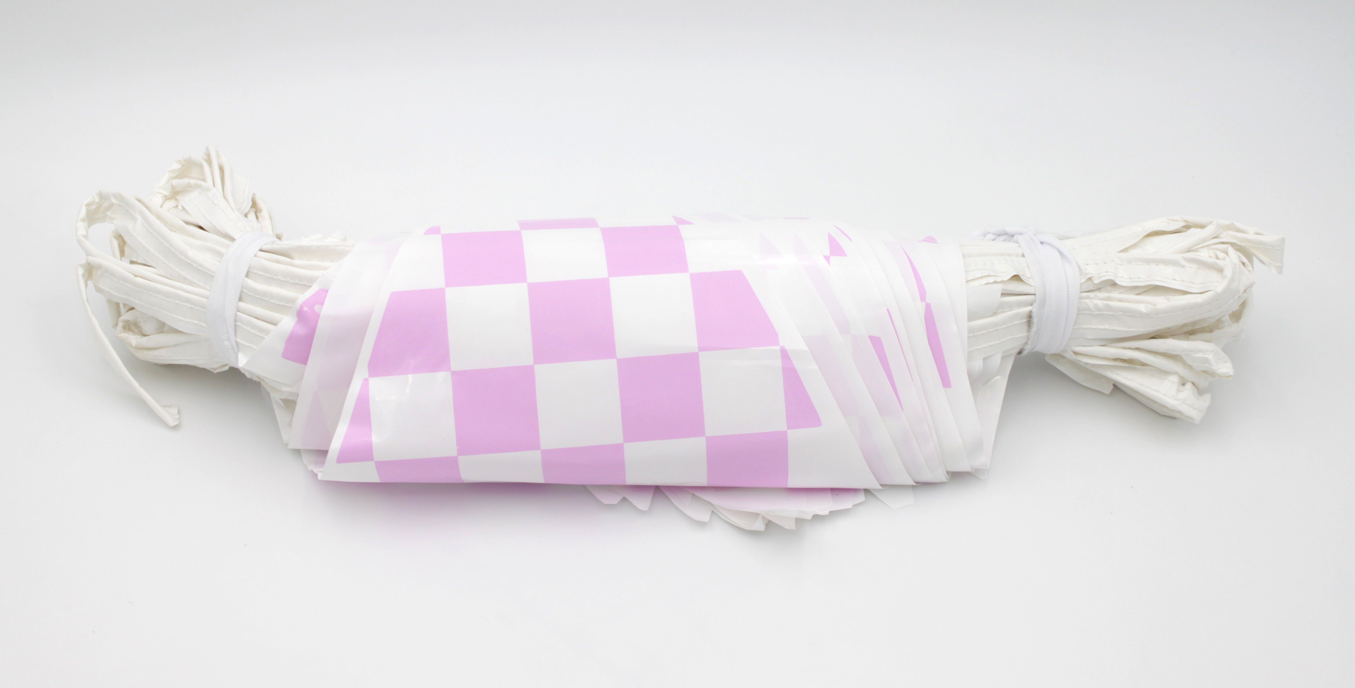 Tira de banderines triangulares impresos a cuadros rosa pastel tipo carreras, fabricados en plástico polietileno resistente con guía de rafia blanca. Perfectos para eventos deportivos, fiestas y cumpleaños.