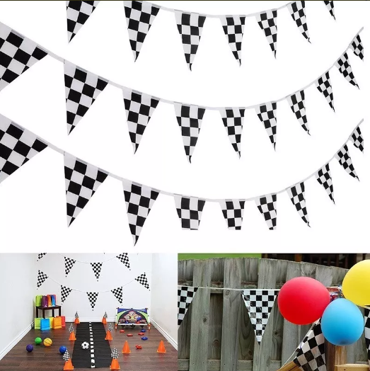 Tira de banderín de plástico polietileno de 50 metros con diseño impreso a cuadros negros, ideal para eventos deportivos y decoración de fiestas, con 85 banderines de 34 cm de largo y 28 cm de ancho, apta para exteriores.