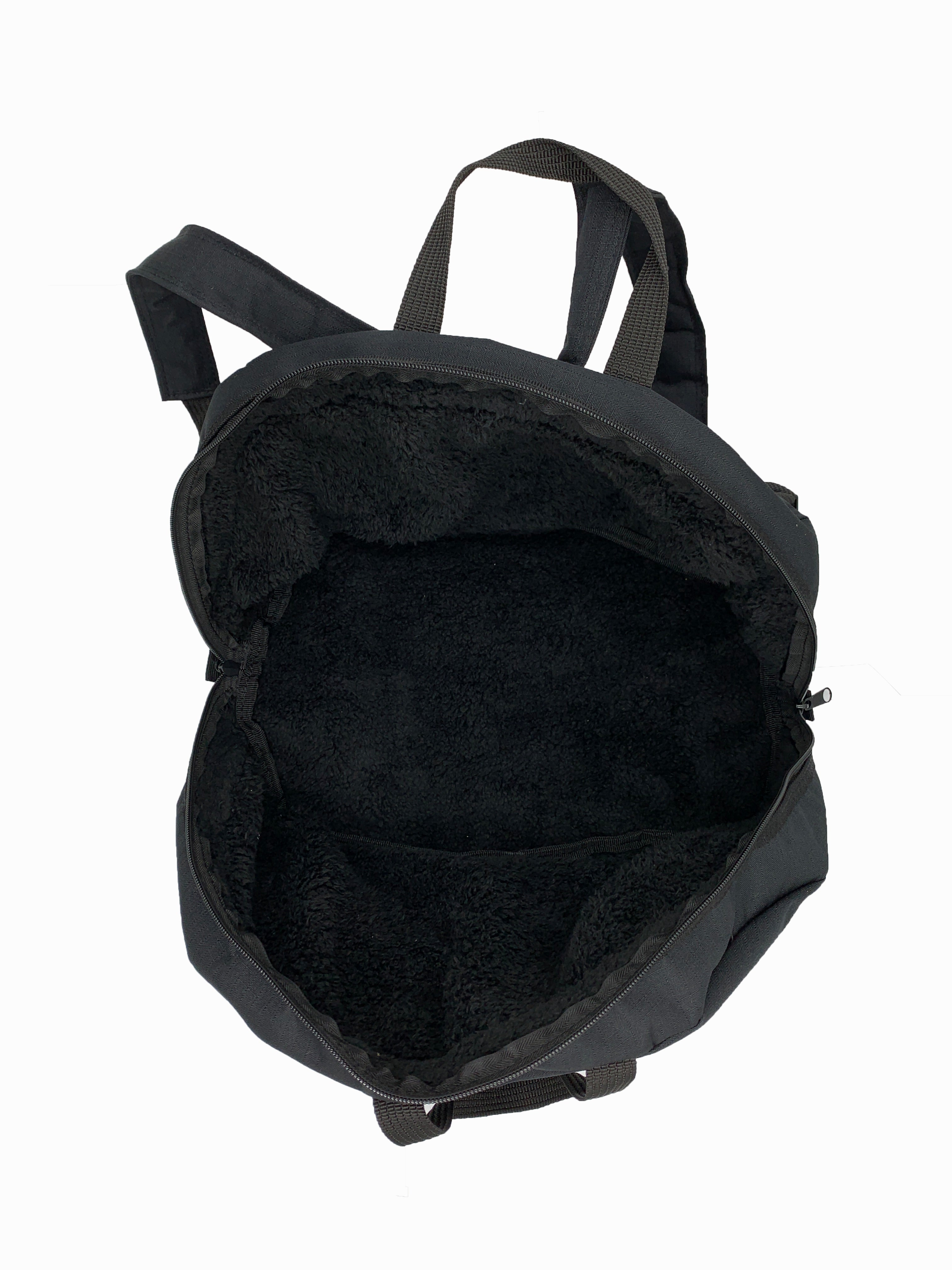 Funda para casco de motocicleta impermeable a salpicaduras, acolchonada y con forro suave para evitar rayones. Compatible con todos los tamaños y modelos de casco (S a XXXL, jet, completo, enduro). Incluye asas superiores, correa tipo mochila y bolsillo exterior con cinta reflejante. Disponible en negro, azul, gris y rojo. Hecho en México con materiales de alta calidad.