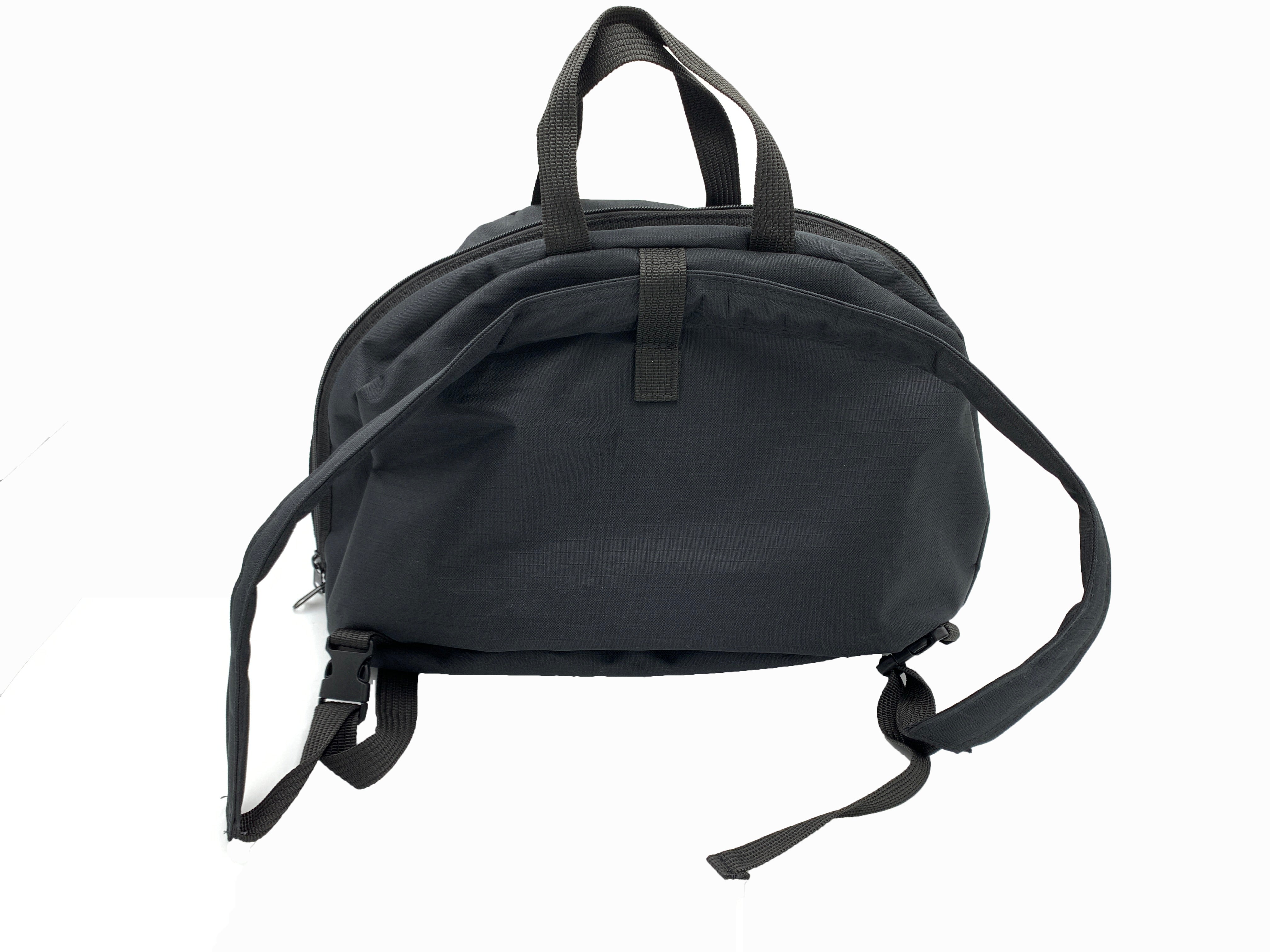 Funda para casco de motocicleta impermeable a salpicaduras, acolchonada y con forro suave para evitar rayones. Compatible con todos los tamaños y modelos de casco (S a XXXL, jet, completo, enduro). Incluye asas superiores, correa tipo mochila y bolsillo exterior con cinta reflejante. Disponible en negro, azul, gris y rojo. Hecho en México con materiales de alta calidad.