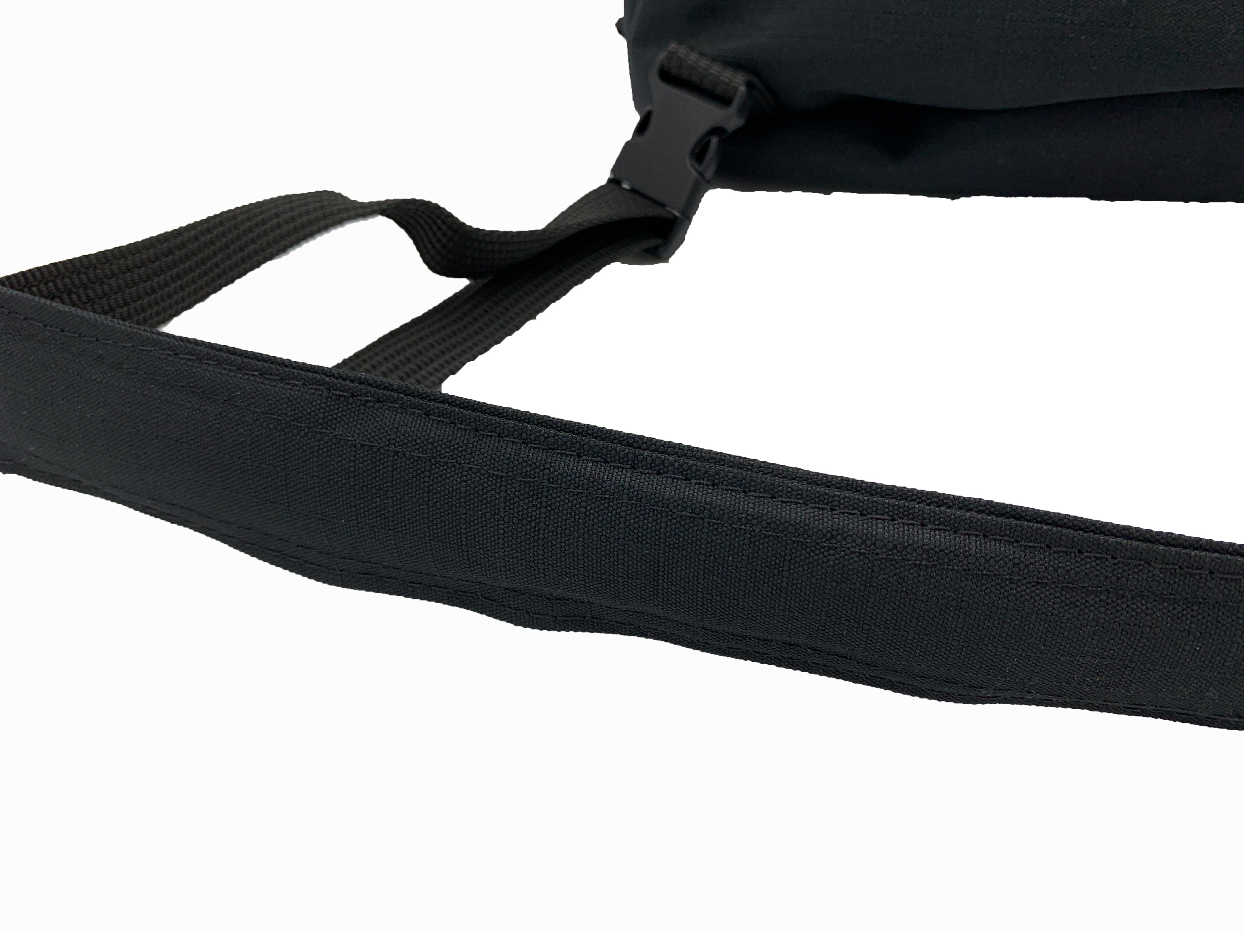 Funda para casco de motocicleta impermeable a salpicaduras, acolchonada y con forro suave para evitar rayones. Compatible con todos los tamaños y modelos de casco (S a XXXL, jet, completo, enduro). Incluye asas superiores, correa tipo mochila y bolsillo exterior con cinta reflejante. Disponible en negro, azul, gris y rojo. Hecho en México con materiales de alta calidad.