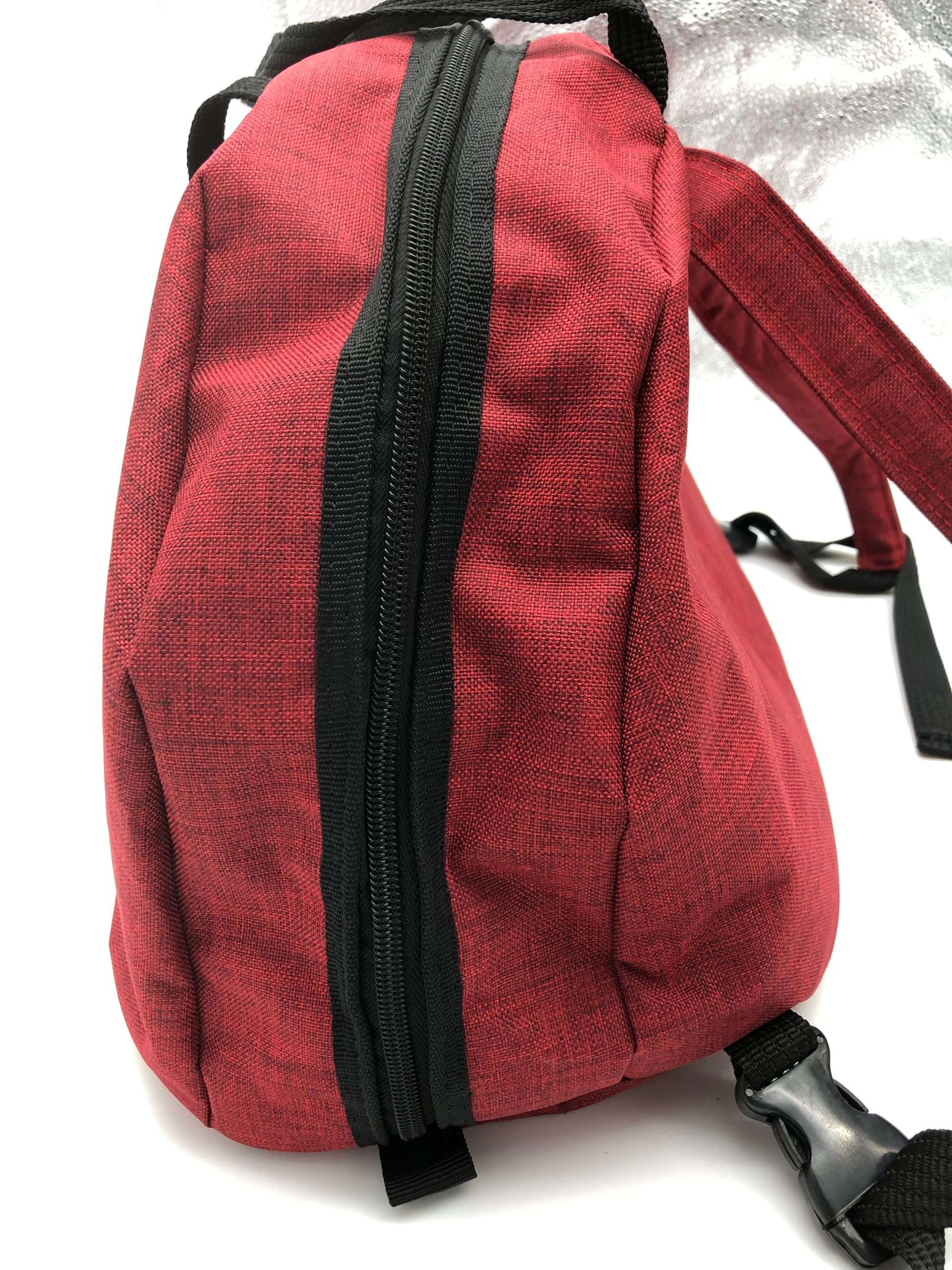 Funda para casco de motocicleta impermeable a salpicaduras, acolchonada y con forro suave para evitar rayones. Compatible con todos los tamaños y modelos de casco (S a XXXL, jet, completo, enduro). Incluye asas superiores, correa tipo mochila y bolsillo exterior con cinta reflejante. Disponible en negro, azul, gris y rojo. Hecho en México con materiales de alta calidad.