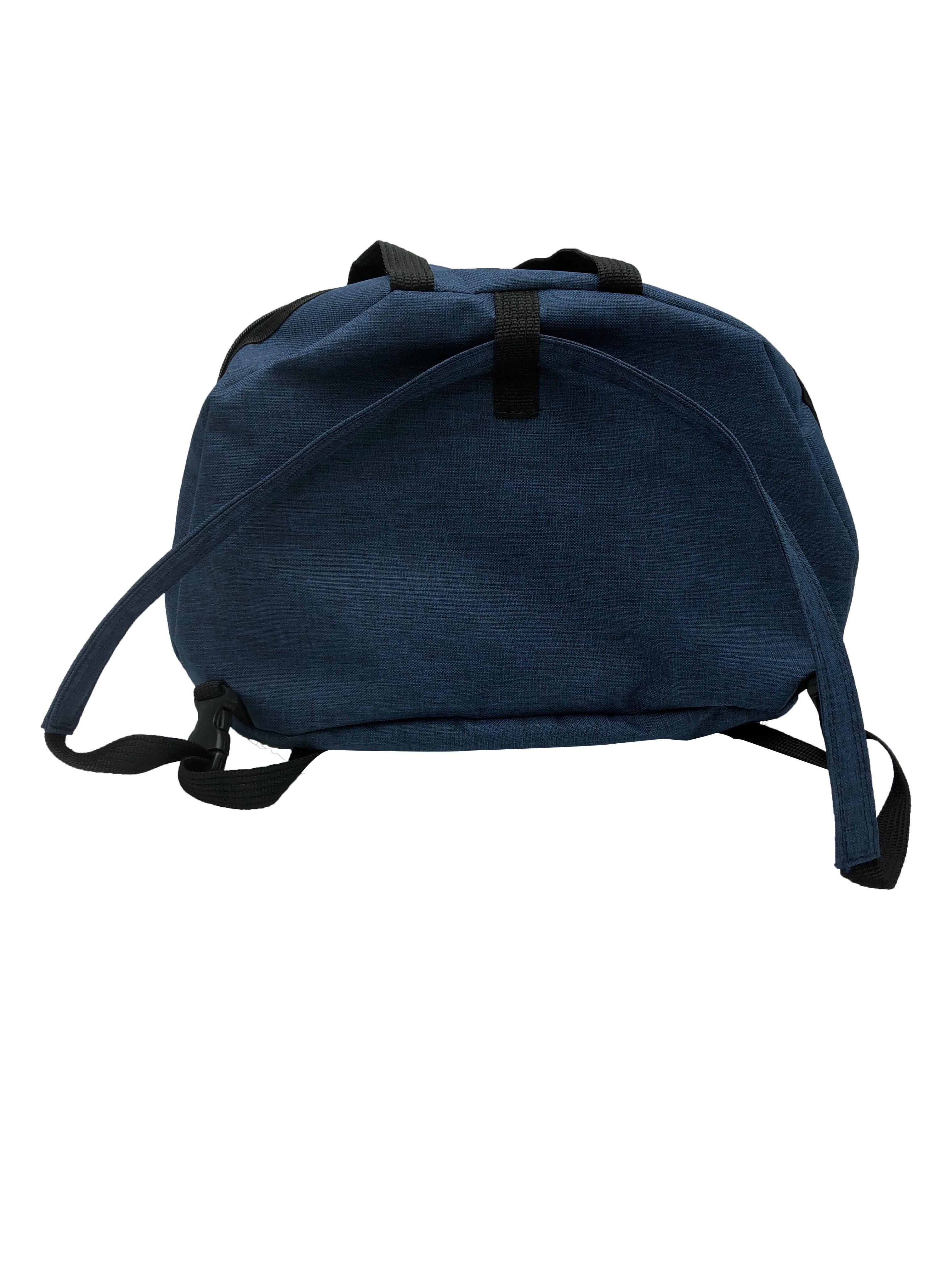 Funda para casco de motocicleta impermeable a salpicaduras, acolchonada y con forro suave para evitar rayones. Compatible con todos los tamaños y modelos de casco (S a XXXL, jet, completo, enduro). Incluye asas superiores, correa tipo mochila y bolsillo exterior con cinta reflejante. Disponible en negro, azul, gris y rojo. Hecho en México con materiales de alta calidad.