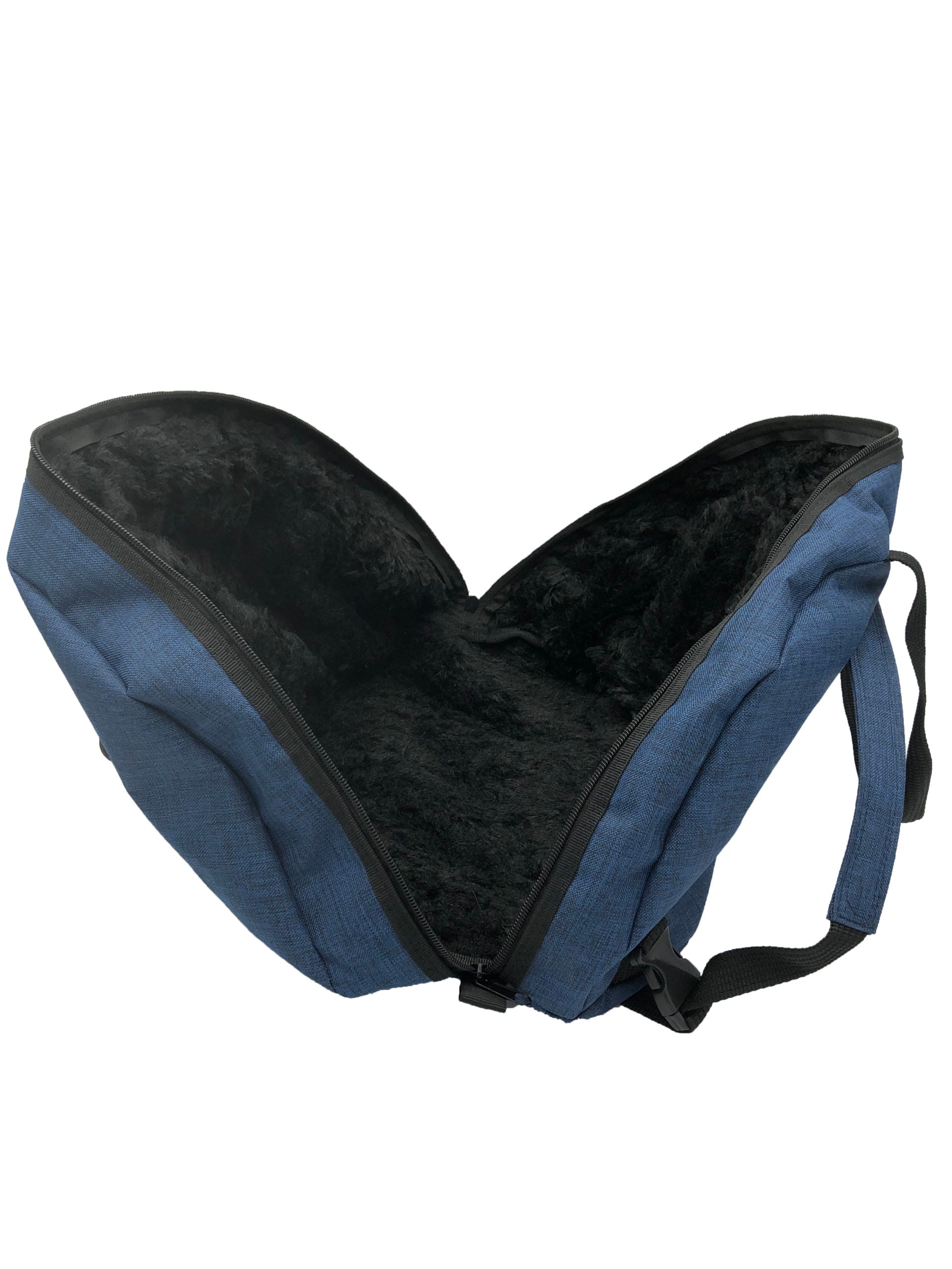 Funda para casco de motocicleta impermeable a salpicaduras, acolchonada y con forro suave para evitar rayones. Compatible con todos los tamaños y modelos de casco (S a XXXL, jet, completo, enduro). Incluye asas superiores, correa tipo mochila y bolsillo exterior con cinta reflejante. Disponible en negro, azul, gris y rojo. Hecho en México con materiales de alta calidad.