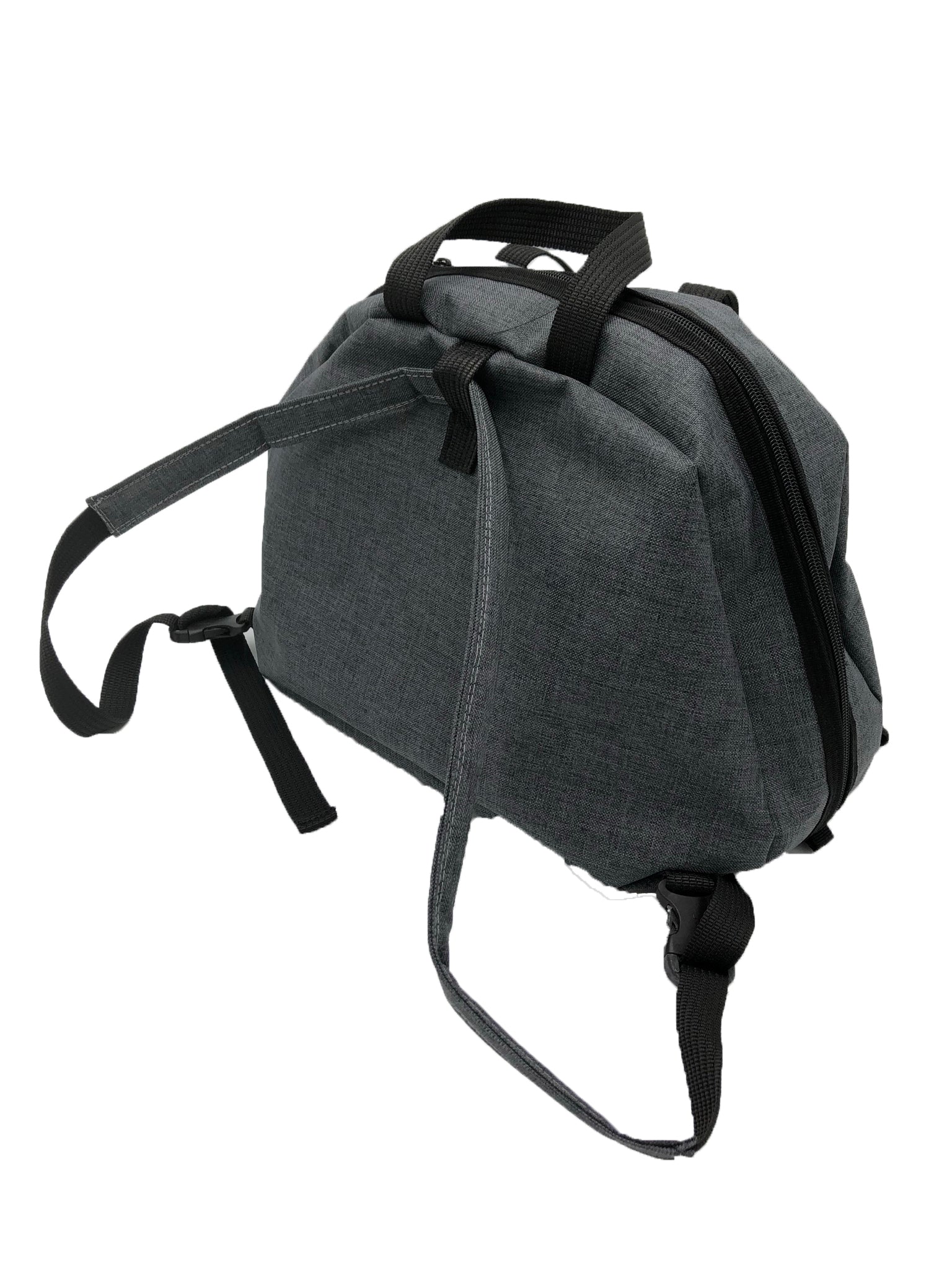 Funda para casco de motocicleta impermeable a salpicaduras, acolchonada y con forro suave para evitar rayones. Compatible con todos los tamaños y modelos de casco (S a XXXL, jet, completo, enduro). Incluye asas superiores, correa tipo mochila y bolsillo exterior con cinta reflejante. Disponible en negro, azul, gris y rojo. Hecho en México con materiales de alta calidad.