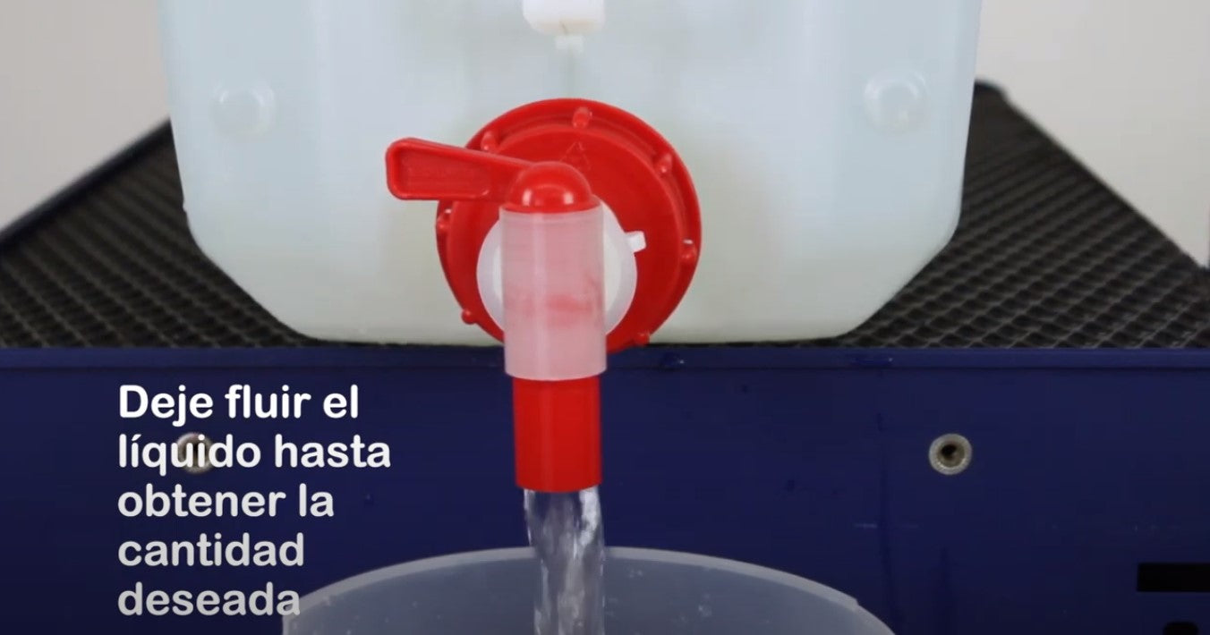 Válvula con cierre de palanca de media vuelta y sistema de auto-venteo para garrafas grandes con rosca de 61 mm, diseñada para líquidos como agua, solventes, jabón líquido, gasolina y aceite; flujo continuo y diseño anti goteo.