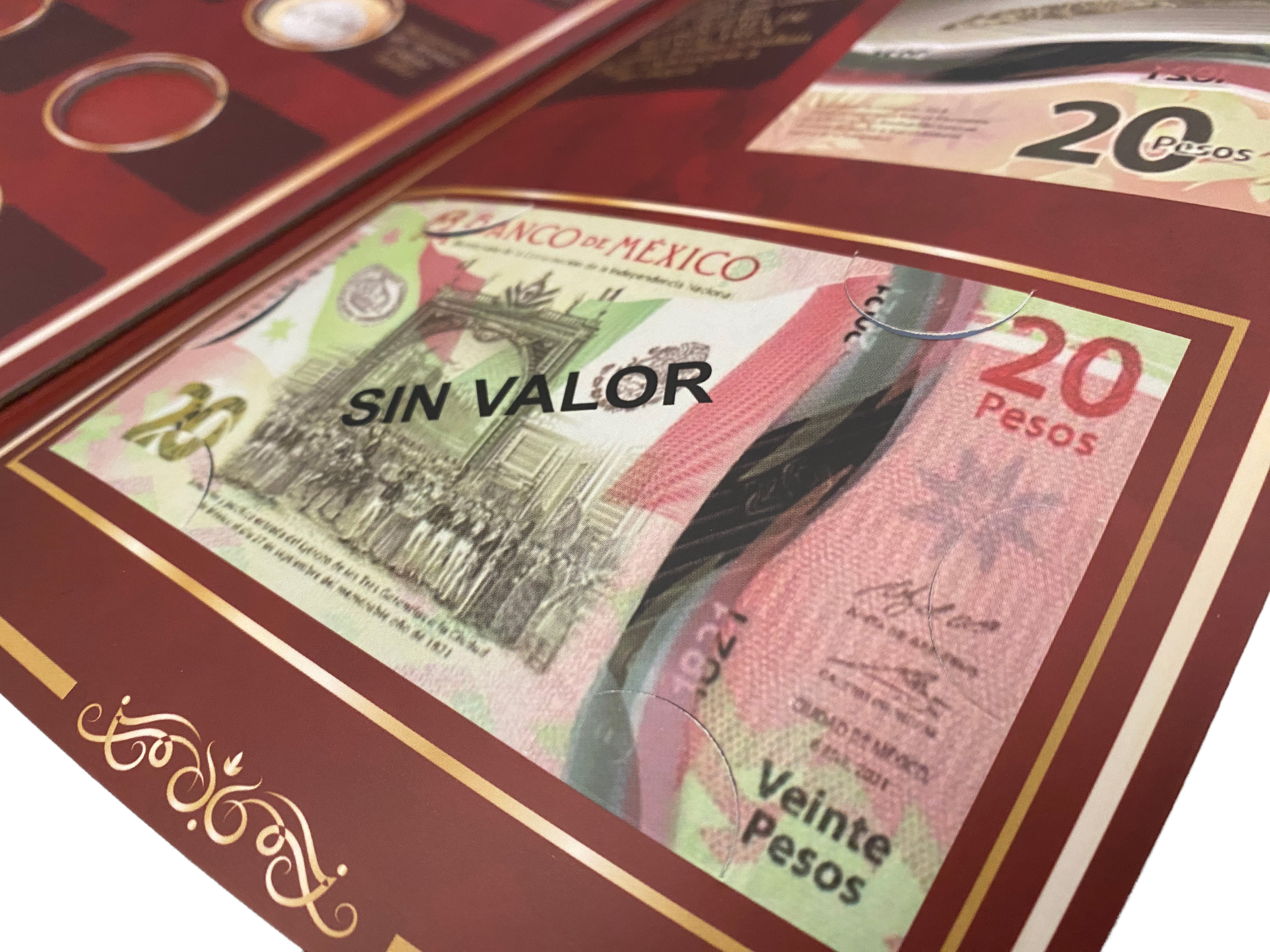 Álbum tríptico para monedas conmemorativas de $20 pesos mexicanos actualizado hasta las ediciones más recientes, incluye 23 espacios para monedas actuales, 5 para futuras ediciones y 1 espacio para el billete conmemorativo de $20 pesos. Fabricado en cartón rígido con impresión offset y suaje preciso. Ideal para coleccionistas y numismáticos.