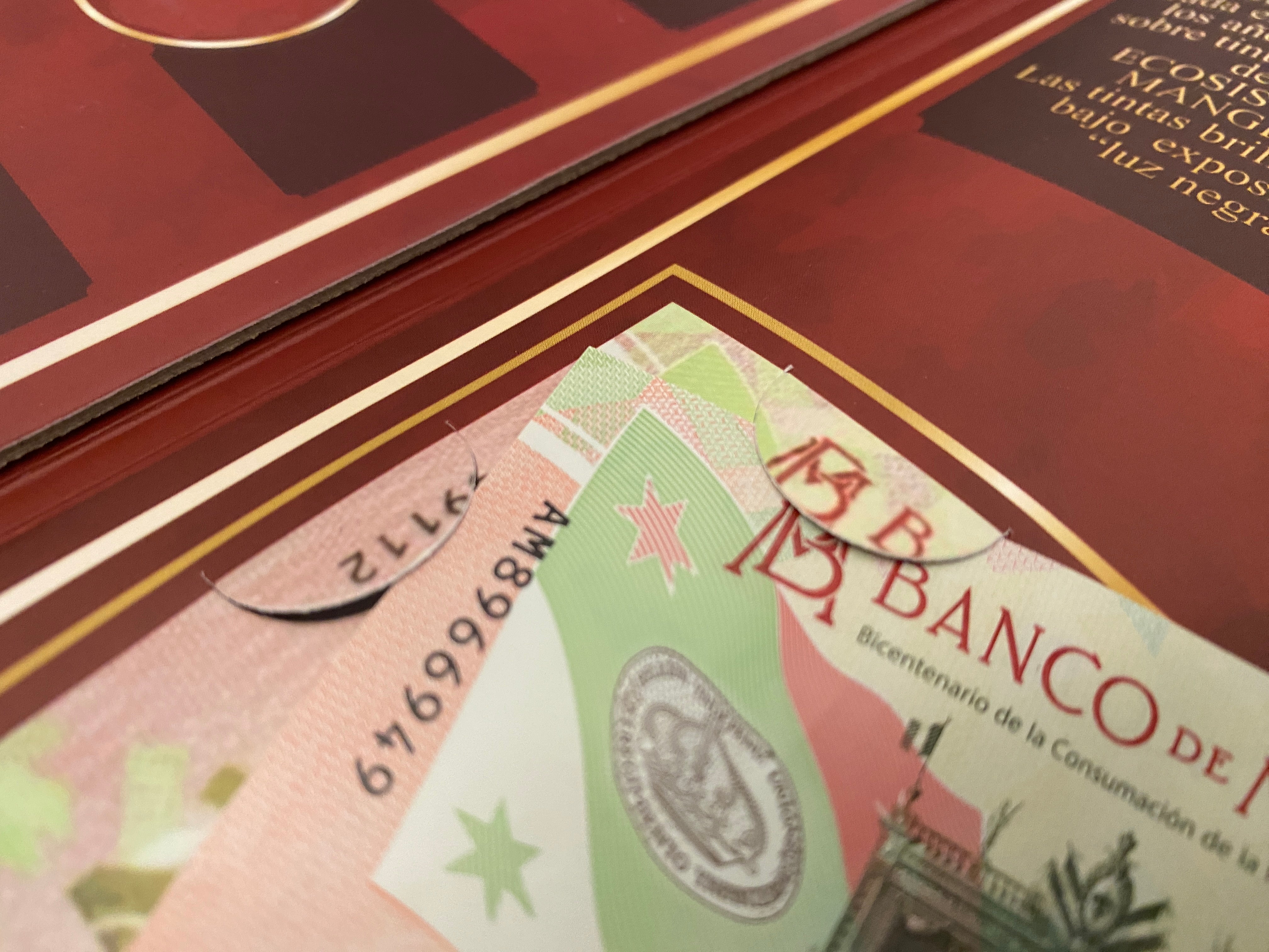 Álbum tríptico para monedas conmemorativas de $20 pesos mexicanos actualizado hasta las ediciones más recientes, incluye 23 espacios para monedas actuales, 5 para futuras ediciones y 1 espacio para el billete conmemorativo de $20 pesos. Fabricado en cartón rígido con impresión offset y suaje preciso. Ideal para coleccionistas y numismáticos.