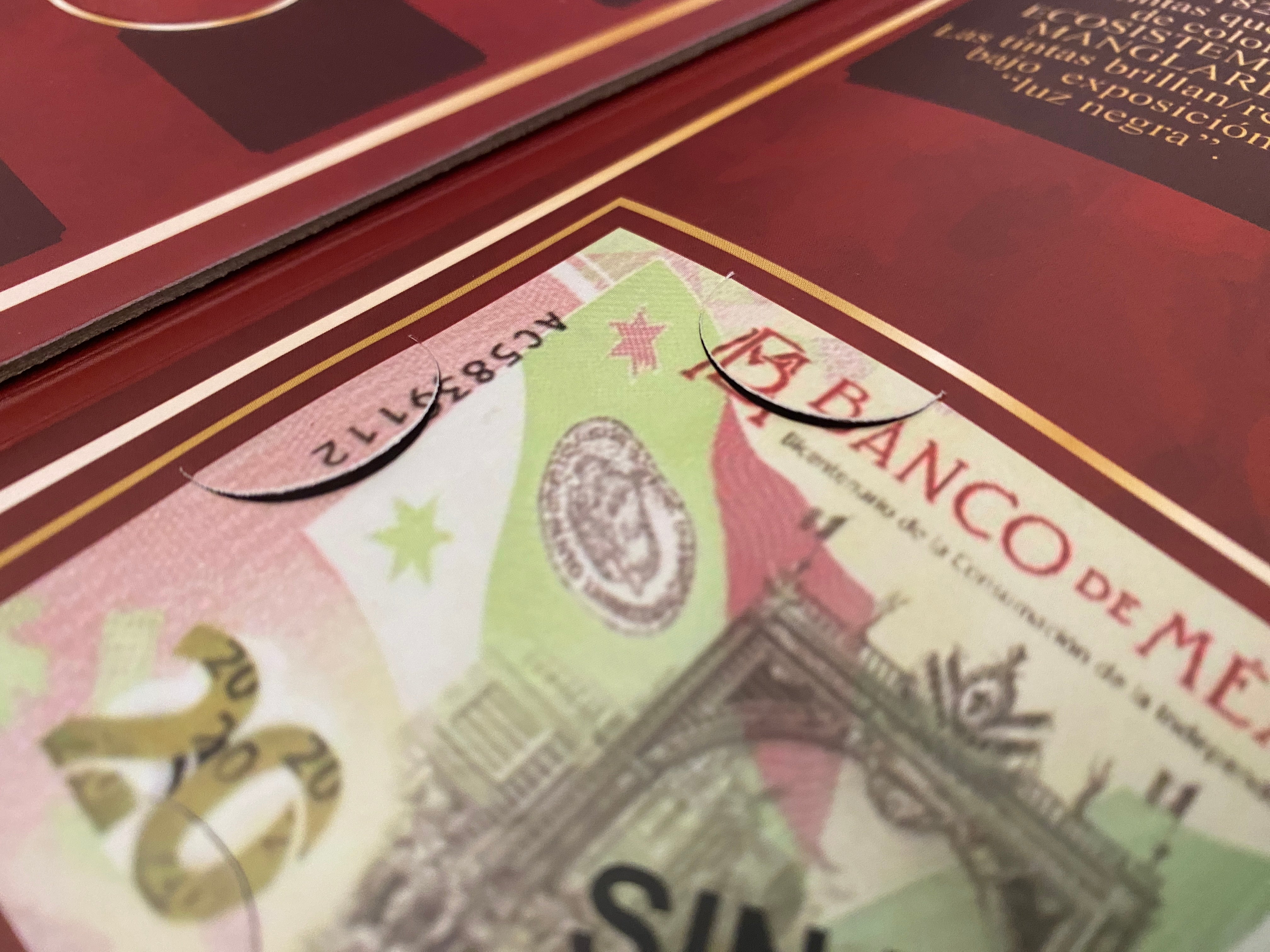 Álbum tríptico para monedas conmemorativas de $20 pesos mexicanos actualizado hasta las ediciones más recientes, incluye 23 espacios para monedas actuales, 5 para futuras ediciones y 1 espacio para el billete conmemorativo de $20 pesos. Fabricado en cartón rígido con impresión offset y suaje preciso. Ideal para coleccionistas y numismáticos.