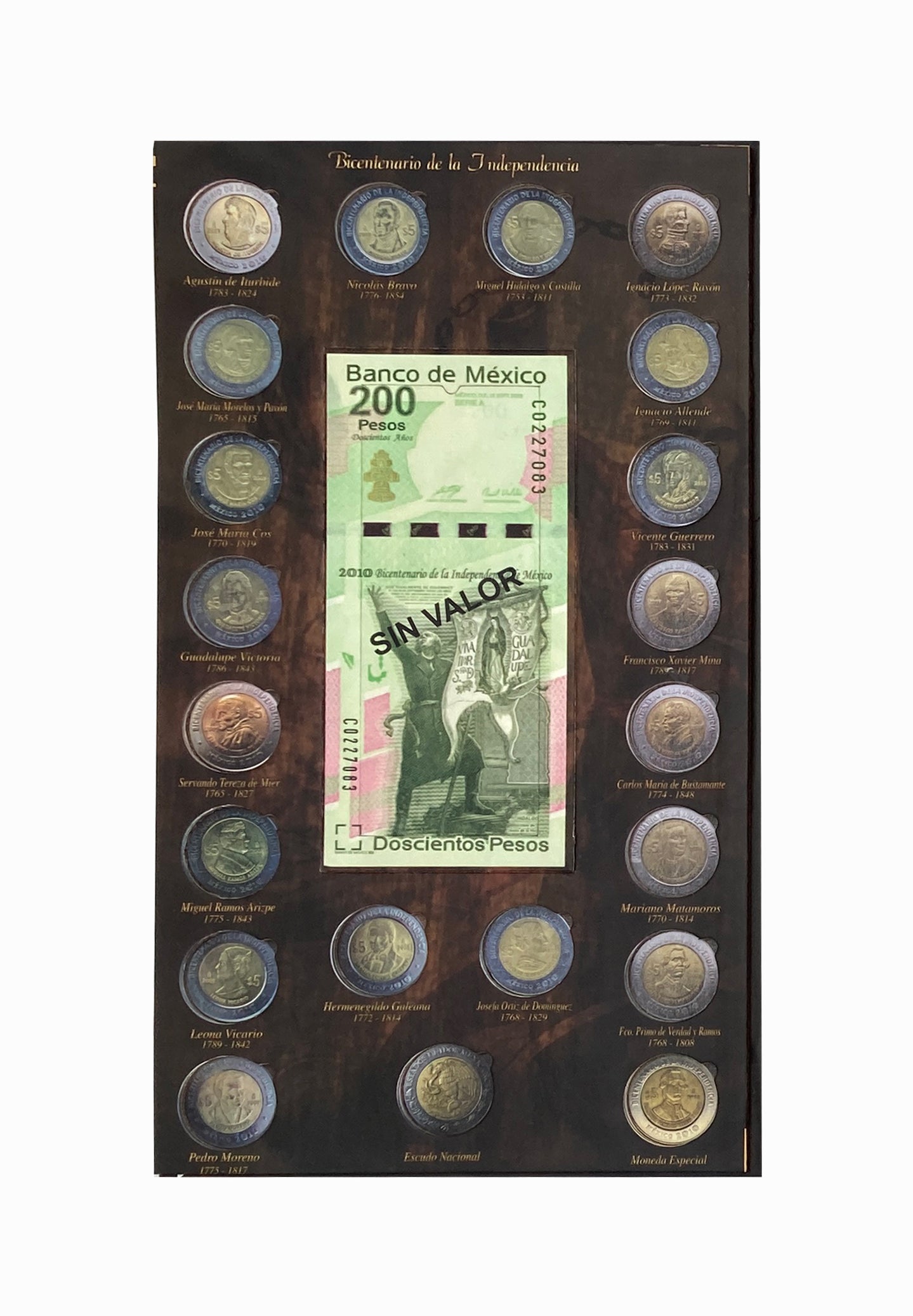Álbum cuadríptico para monedas y billetes conmemorativos de México, incluye espacios para monedas de $5, $10 y $20 pesos, además de billetes de $20, $50, $100 y $200 pesos. Fabricado en cartón rígido con impresión offset y suaje preciso. Ideal para coleccionistas y numismáticos, incluye bolsa cerrada para protección