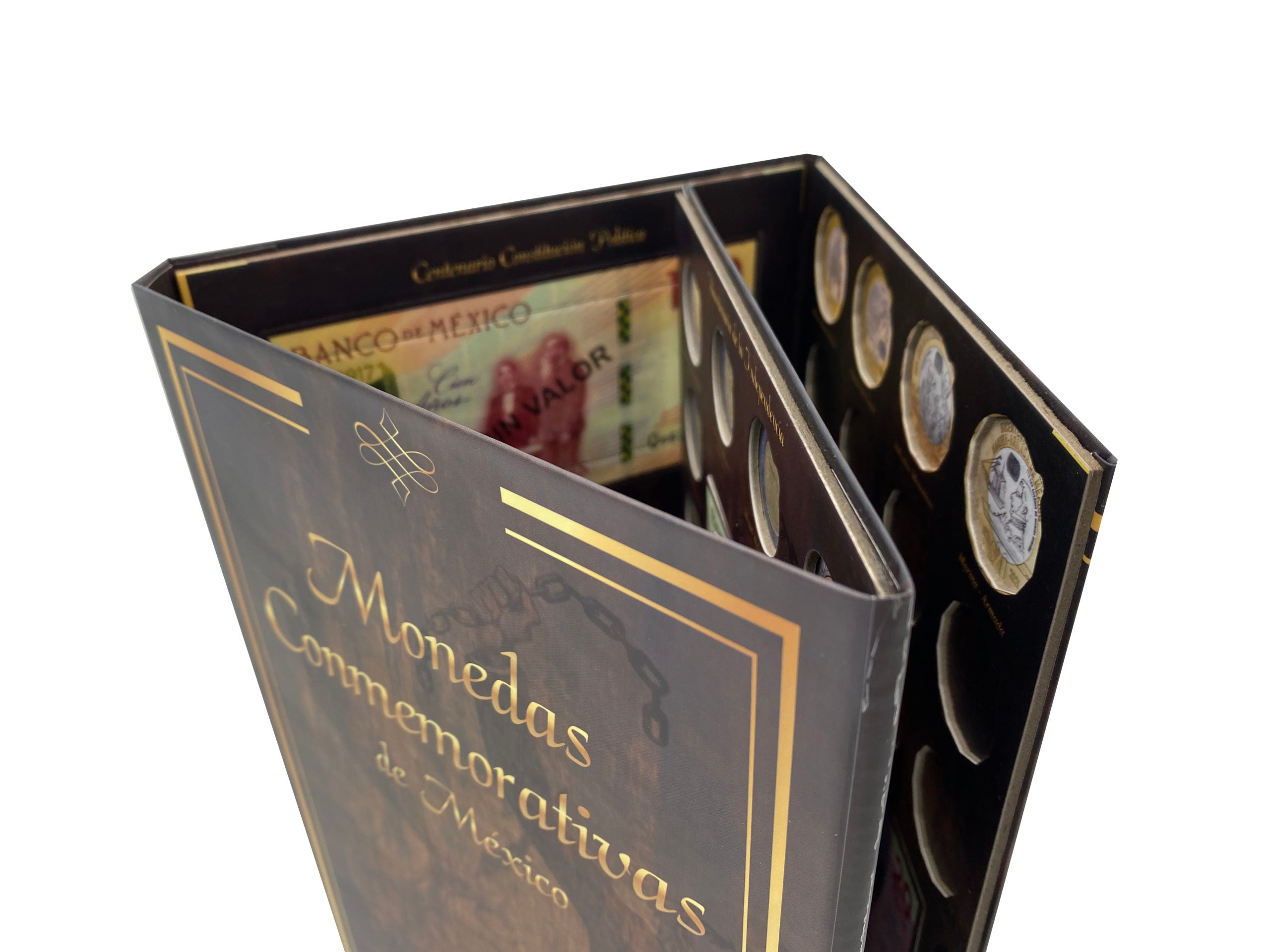 Álbum cuadríptico para monedas y billetes conmemorativos de México, incluye espacios para monedas de $5, $10 y $20 pesos, además de billetes de $20, $50, $100 y $200 pesos. Fabricado en cartón rígido con impresión offset y suaje preciso. Ideal para coleccionistas y numismáticos, incluye bolsa cerrada para protección