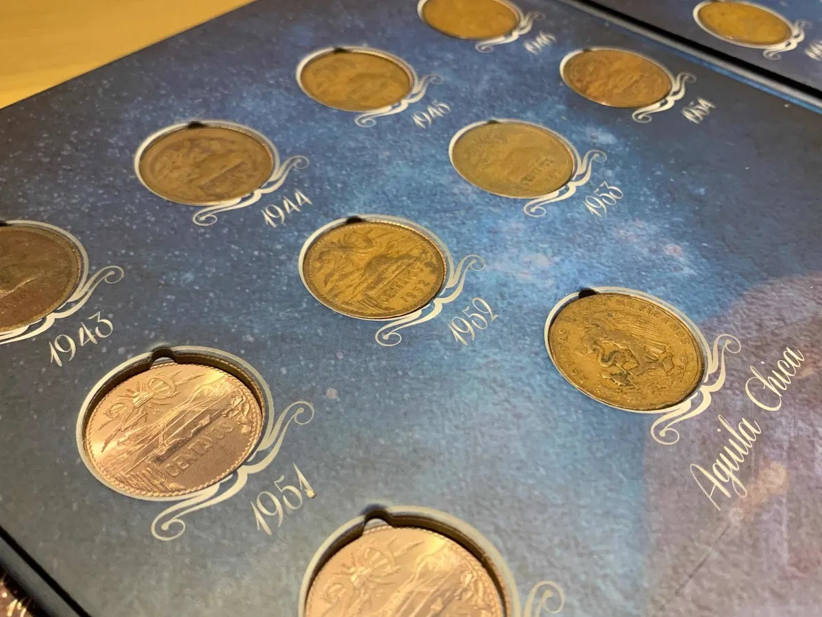 Álbum para colección de monedas mexicanas de 20 centavos con diseño de la pirámide de Teotihuacan, ideal para coleccionistas. Incluye espacios designados con fechas de emisión.