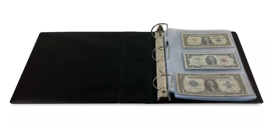 Micas BCW Pro de 3 espacios para billetes medianos, fabricadas en EE.UU., con capacidad para almacenar 3 billetes de hasta 20x9 cm y espacio para ficha o etiqueta. Hechas de polipropileno libre de ácido, con medidas totales de 22.54 x 29.21 cm.