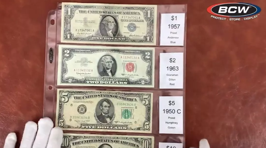 Micas BCW Pro de 4 espacios para billetes medianos, fabricadas en EE.UU., con capacidad para almacenar 4 billetes de hasta 6.65 x 15.5 cm y espacio para ficha o etiqueta. Hechas de polipropileno libre de ácido, con medidas totales de 23 x 29.21 cm.