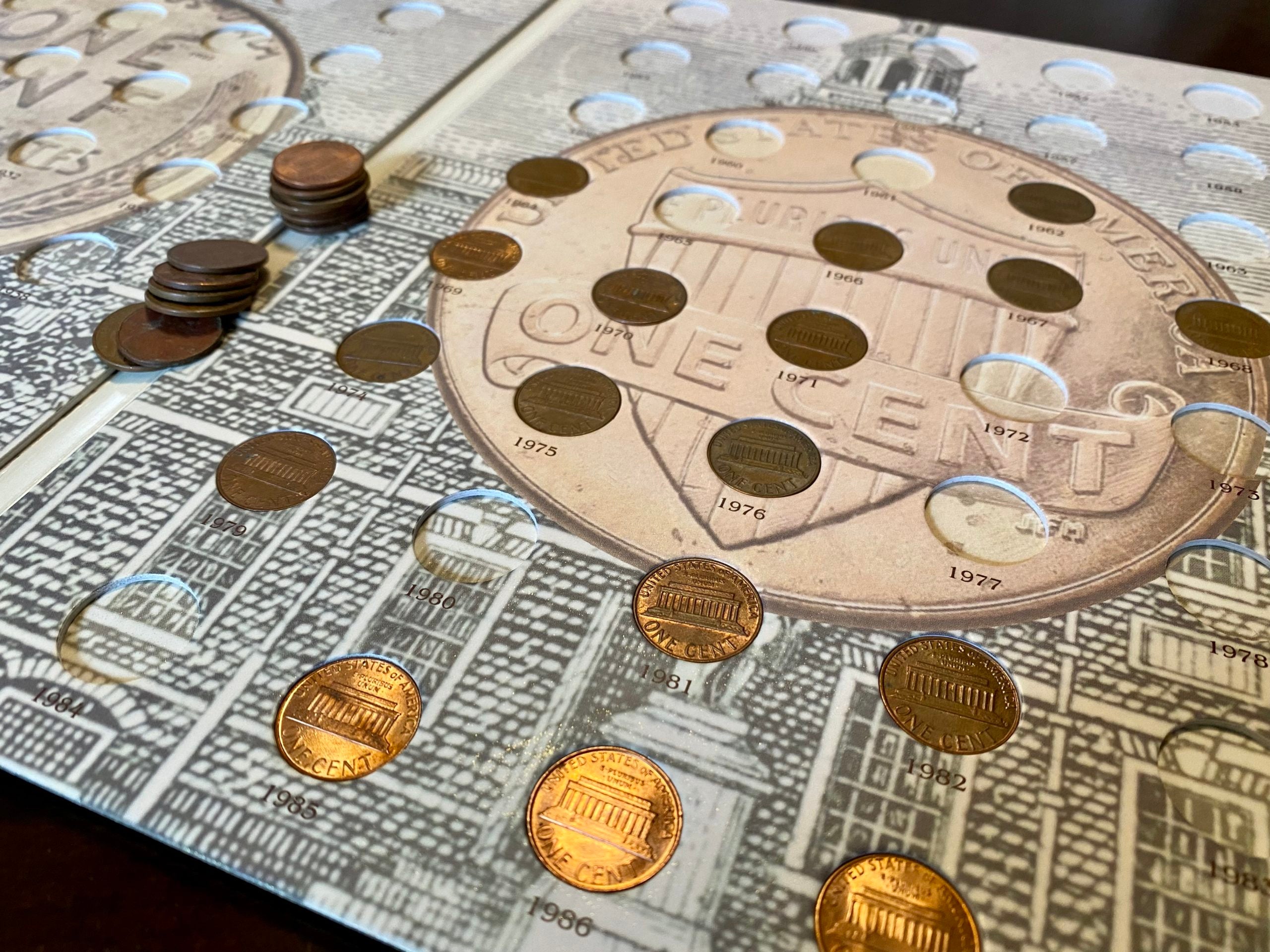 Álbum tríptico para monedas de un centavo de dólar americano, con espacio para 120 monedas desde 1909 hasta 2025, incluyendo versiones conmemorativas de 2009. Hecho de cartón rígido con canto dorado y funda protectora, ideal para coleccionistas.