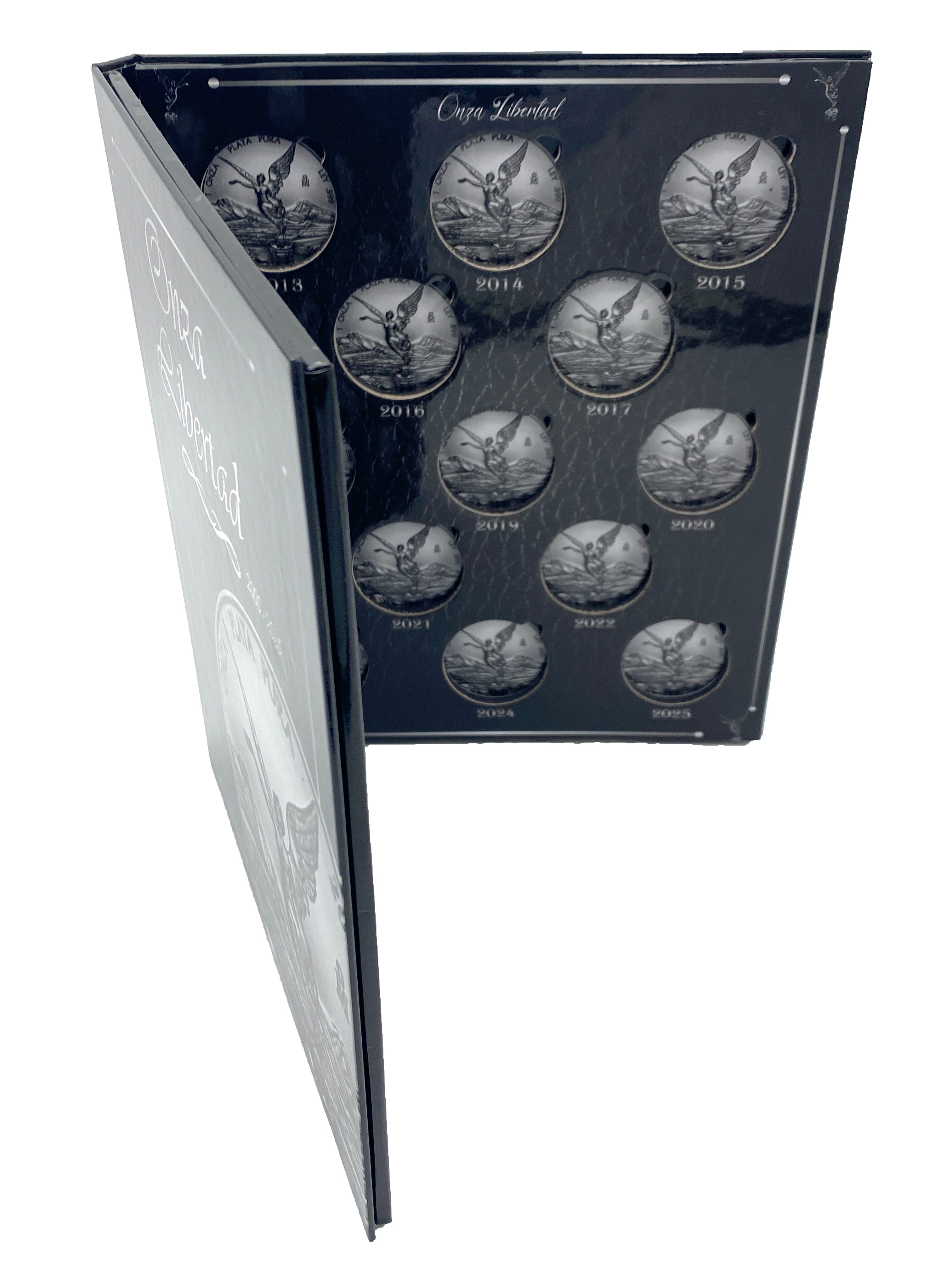 Coleccionador numismático rígido para monedas de plata Libertad 1 oz, capacidad para 26 cápsulas de 40 mm no incluidas. Incluye funda guarda polvo, impresión con imagen de monedas por año (2000-2025), y materiales libres de ácidos para proteger tus monedas