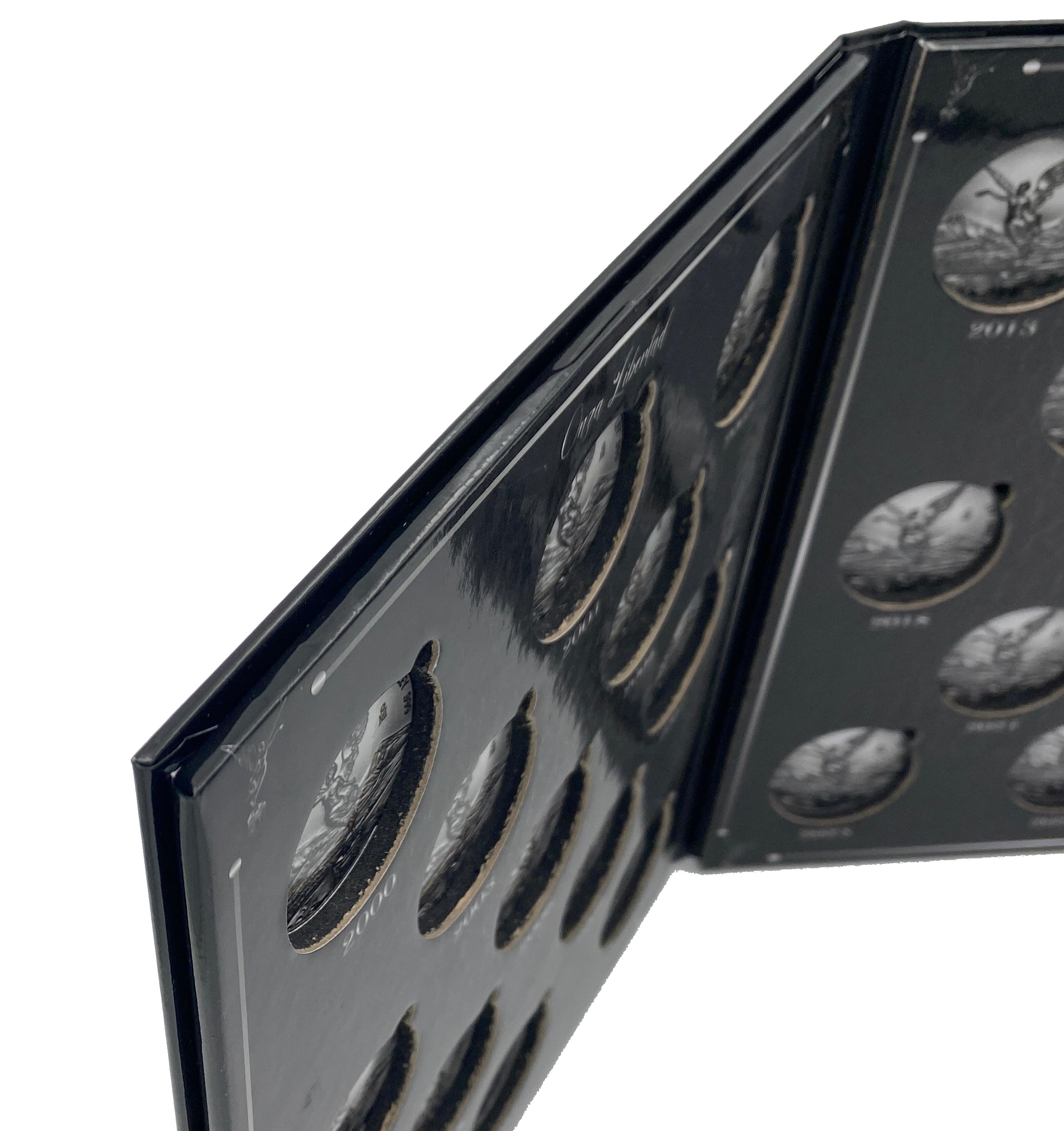 Coleccionador numismático rígido para monedas de plata Libertad 1 oz, capacidad para 26 cápsulas de 40 mm no incluidas. Incluye funda guarda polvo, impresión con imagen de monedas por año (2000-2025), y materiales libres de ácidos para proteger tus monedas